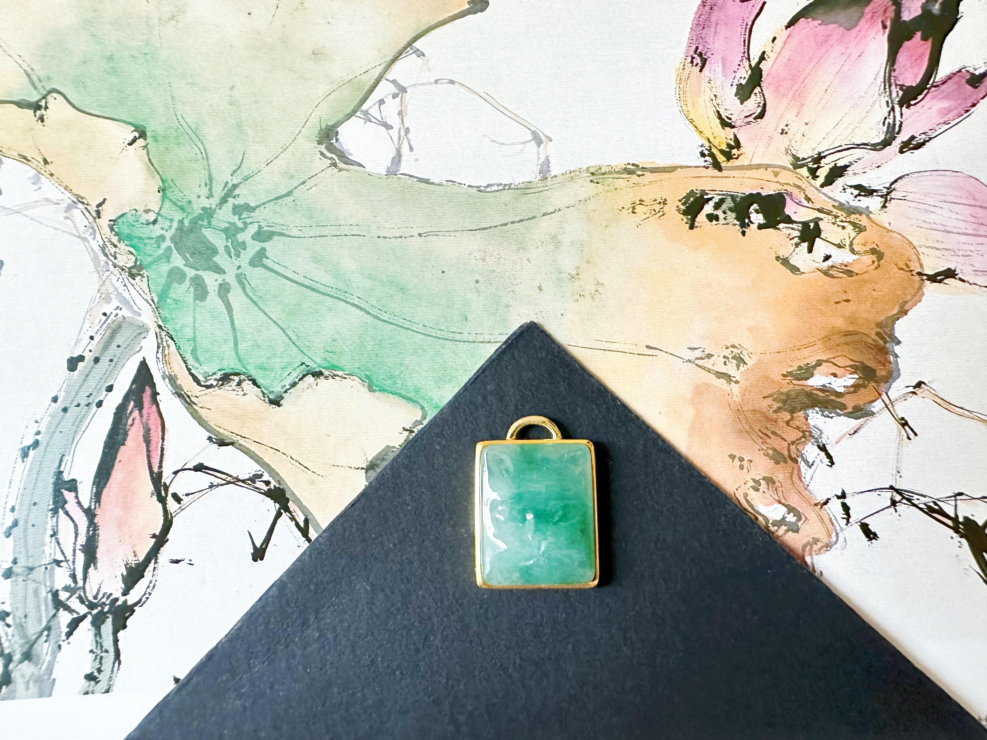 Art Nouveau Ciondolo di giada naturale certificata, scolpita a mano, di colore verde vivo, color oro e argento. in vendita