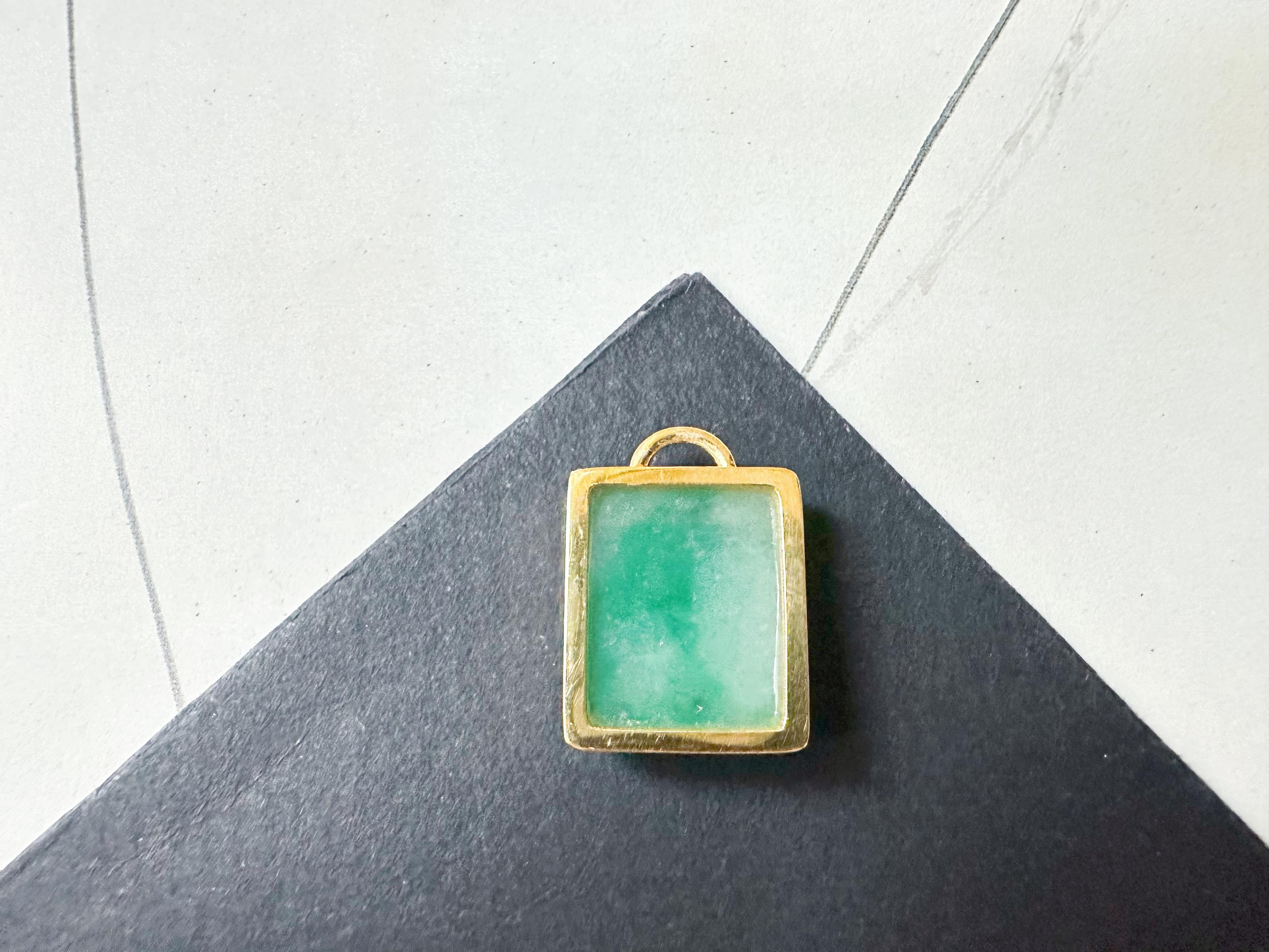 Ciondolo di giada naturale certificata, scolpita a mano, di colore verde vivo, color oro e argento. In condizioni Nuovo in vendita a Kowloon, HK