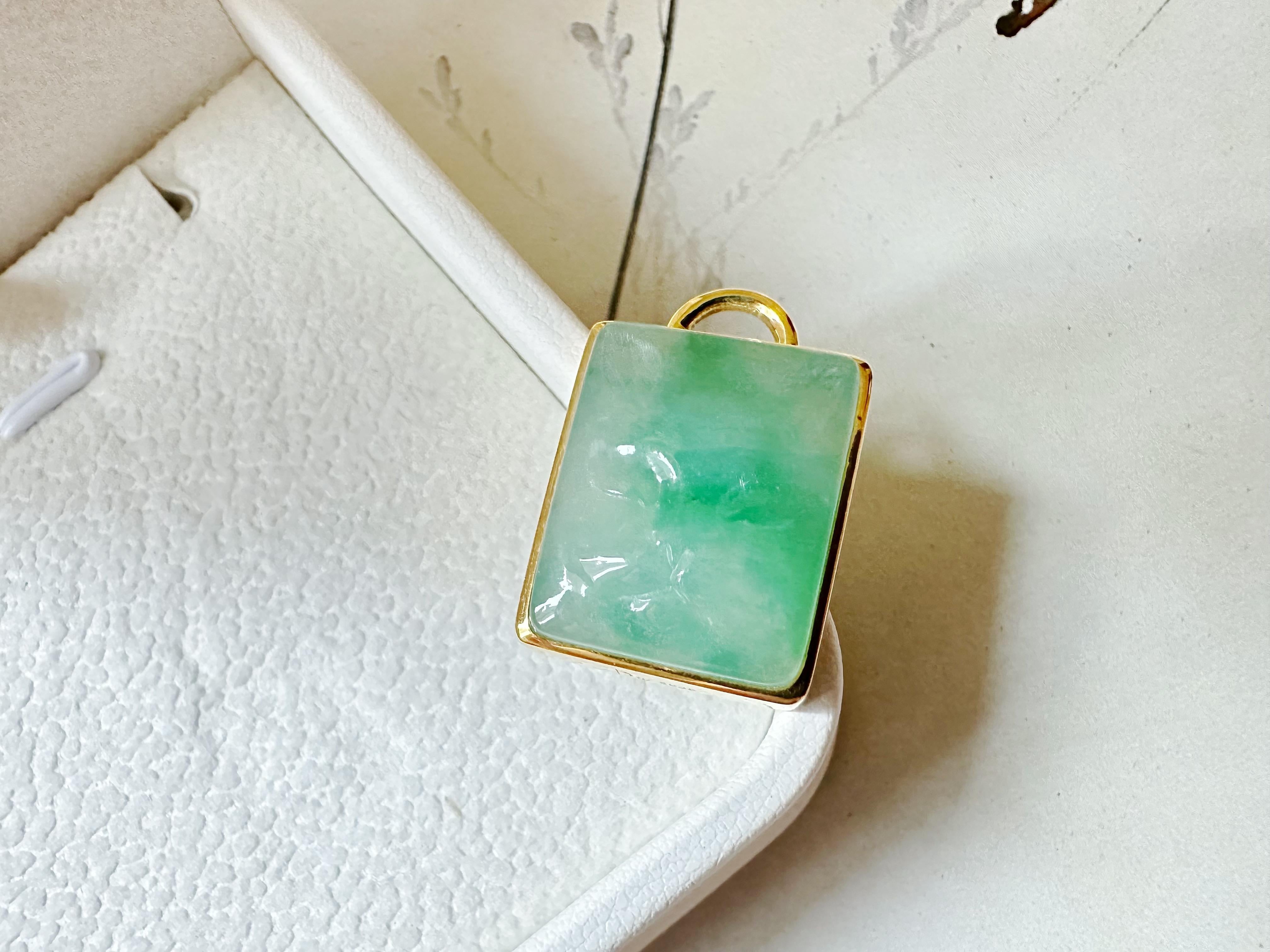 Ciondolo di giada naturale certificata, scolpita a mano, di colore verde vivo, color oro e argento. in vendita 1