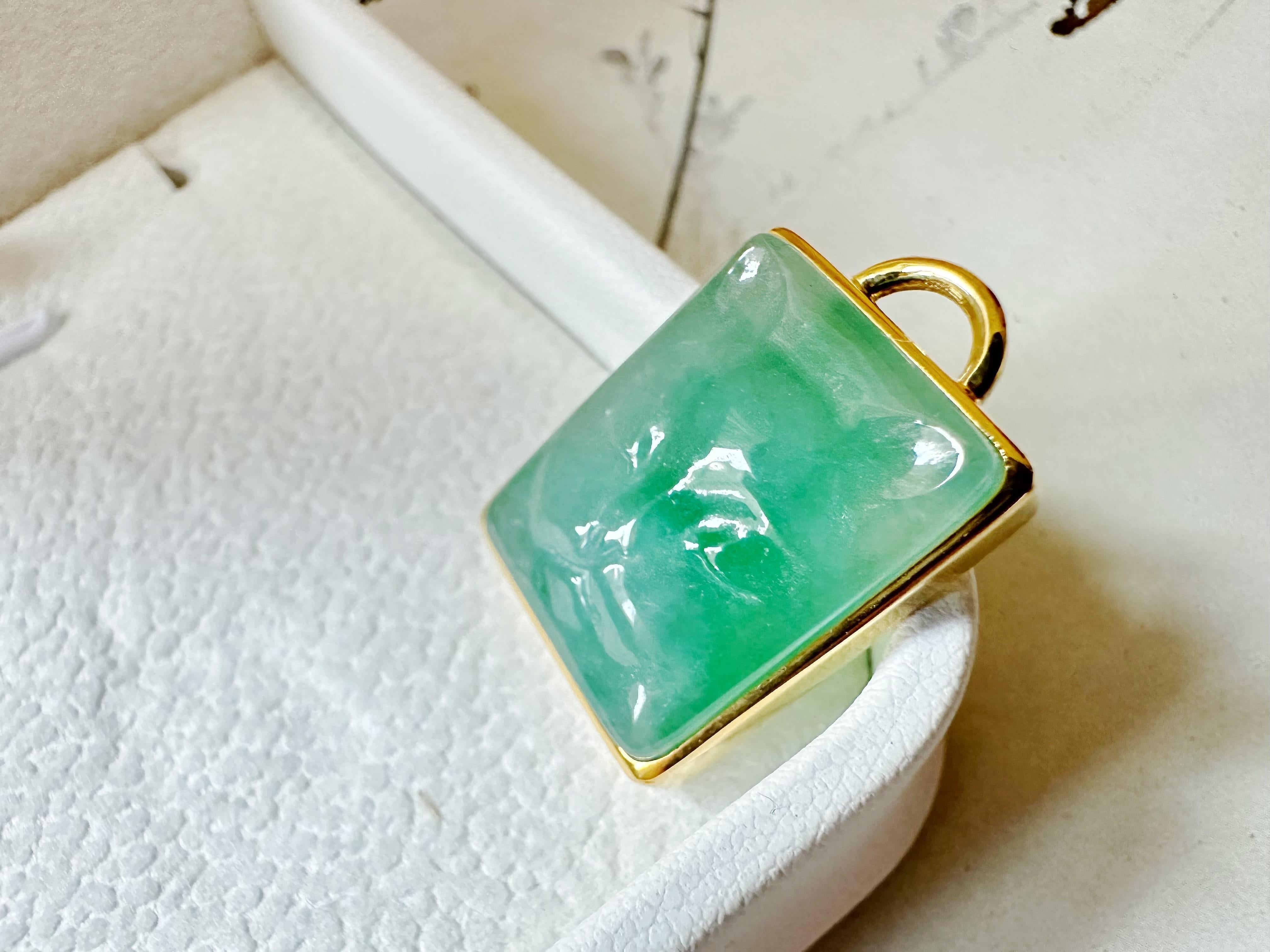 Ciondolo di giada naturale certificata, scolpita a mano, di colore verde vivo, color oro e argento. in vendita 2