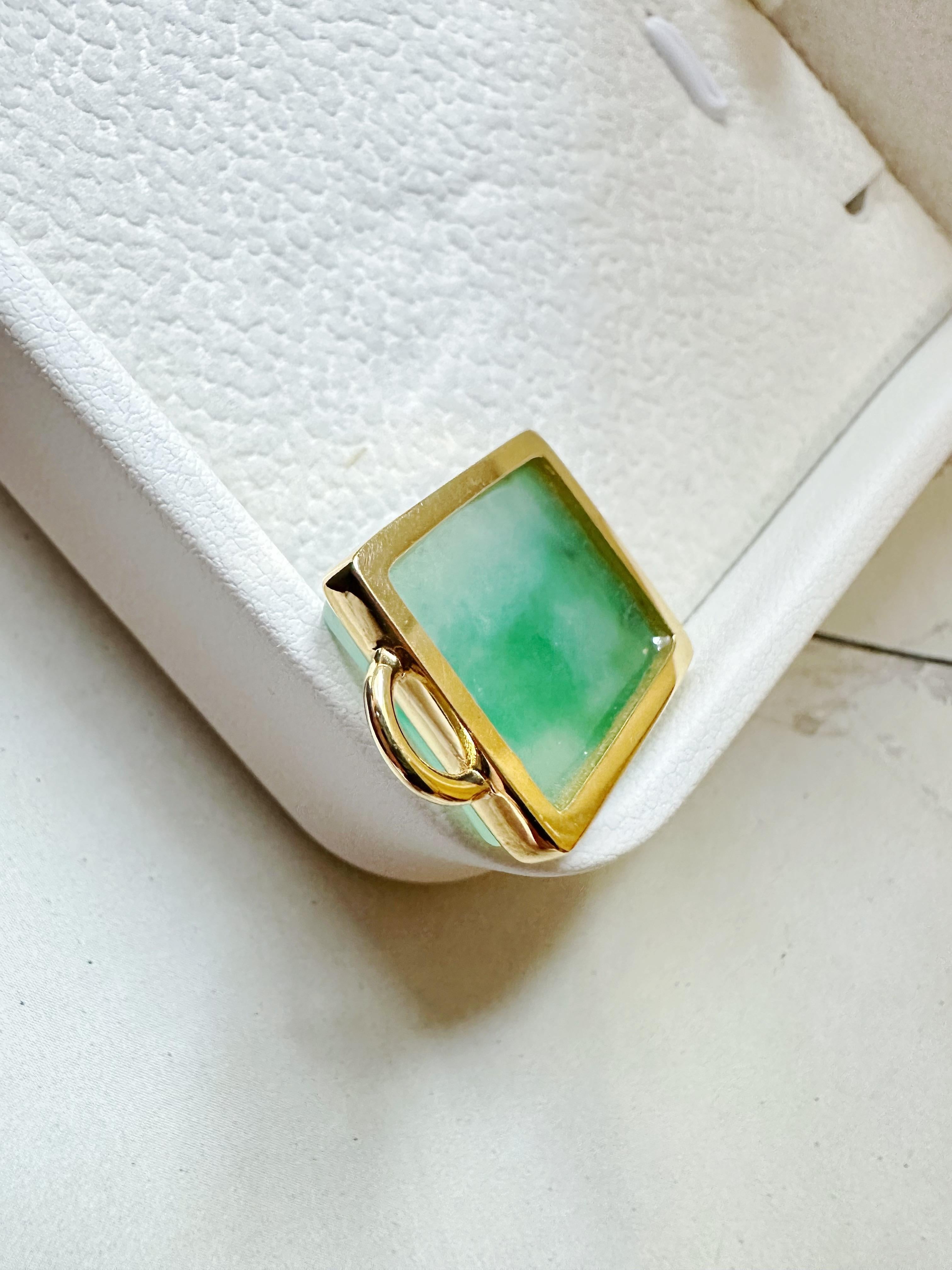 Ciondolo di giada naturale certificata, scolpita a mano, di colore verde vivo, color oro e argento. in vendita 3