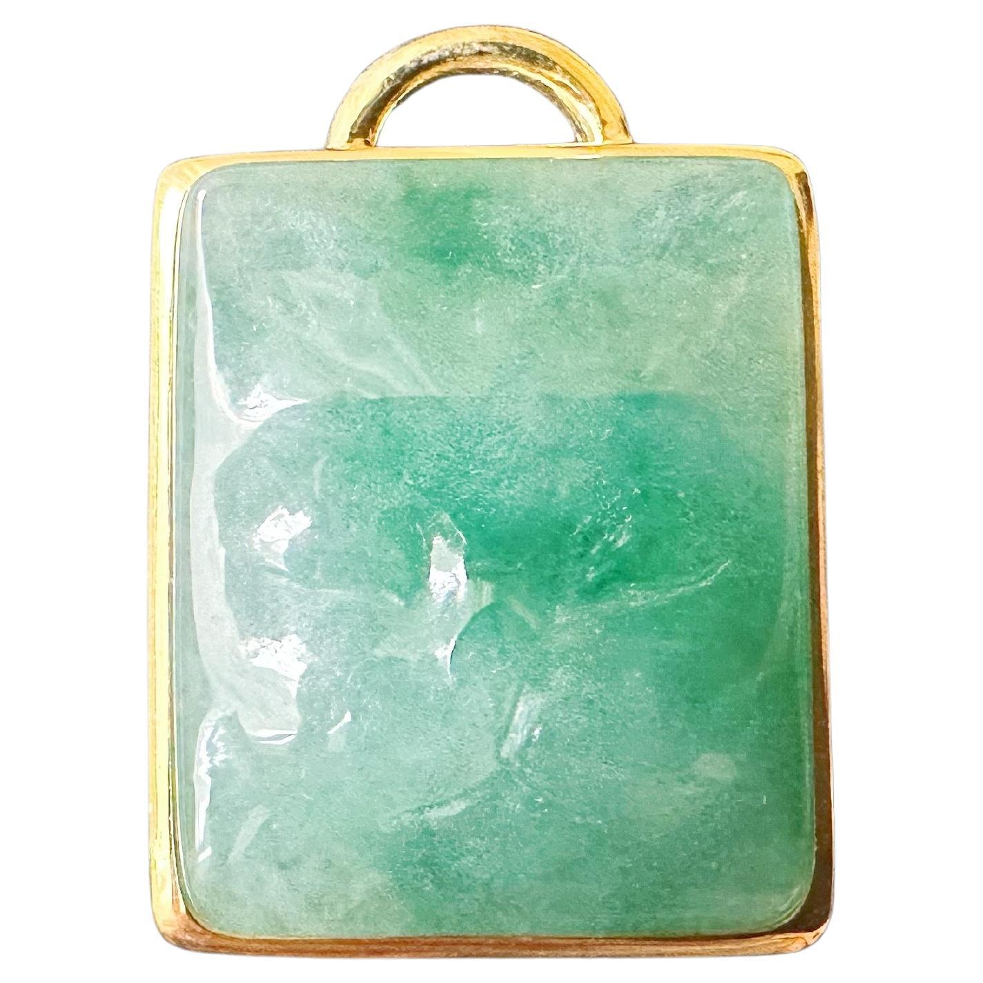 Ciondolo di giada naturale certificata, scolpita a mano, di colore verde vivo, color oro e argento.