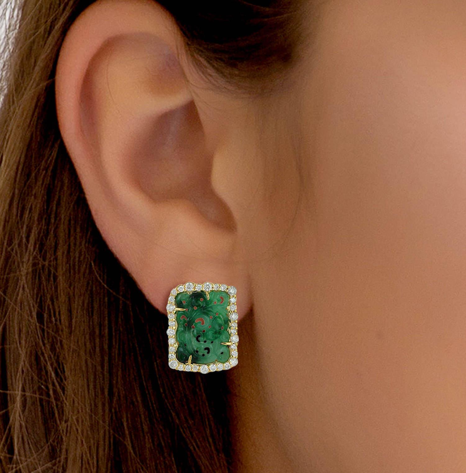 Contemporain Clous d'oreilles en or jaune 18 carats avec jade naturel sculpté à la main et halo de diamants de 6,74 carats en vente