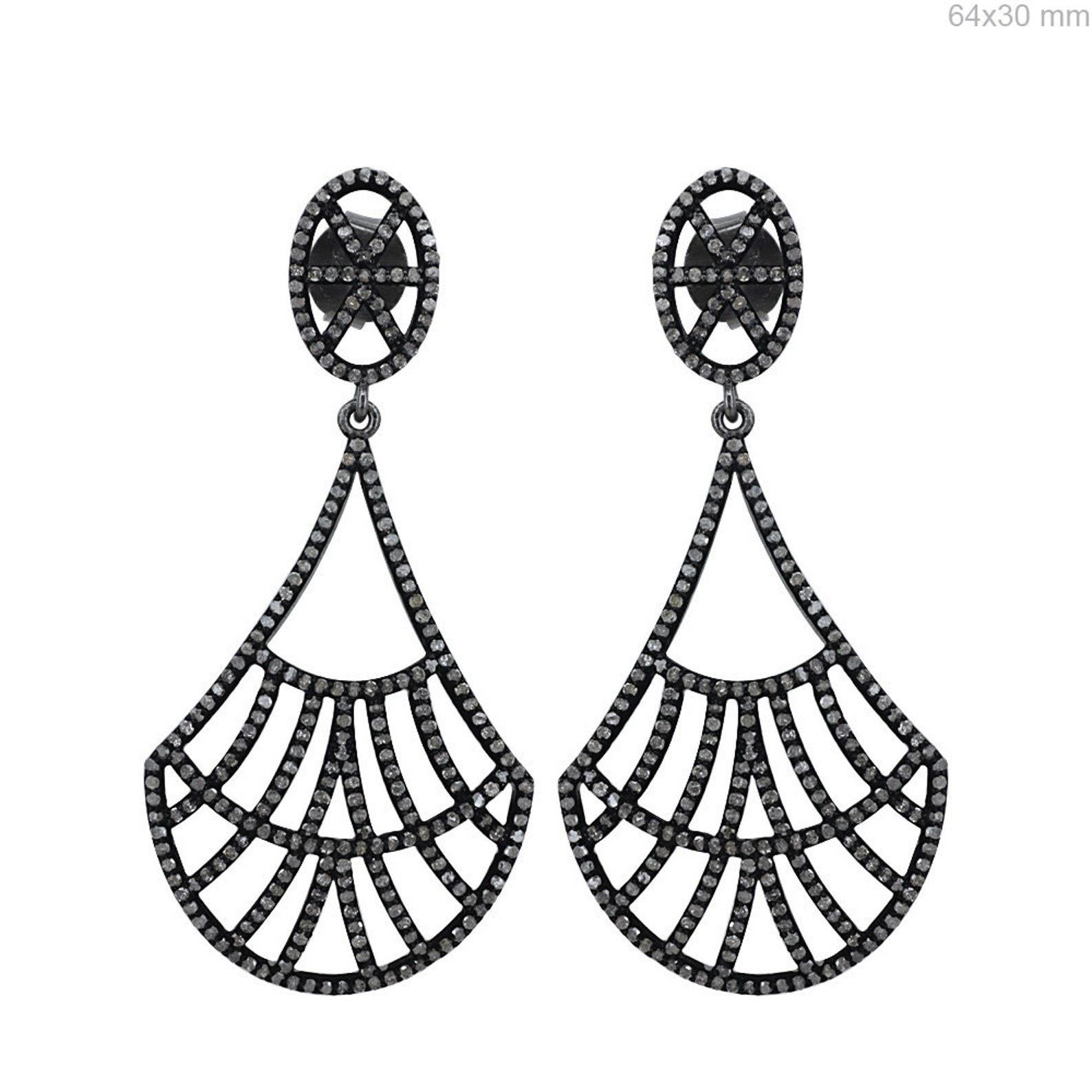 Orecchini di diamanti naturali fatti a mano in argento 925 Orecchini di San Valentino per lei

Materiali: Argento, Pietra
Pietra preziosa: Diamante
Posizione: Lobo dell'orecchio
Chiusura: a vite
Lunghezza: 64 millimetri
Larghezza: 30 millimetri
