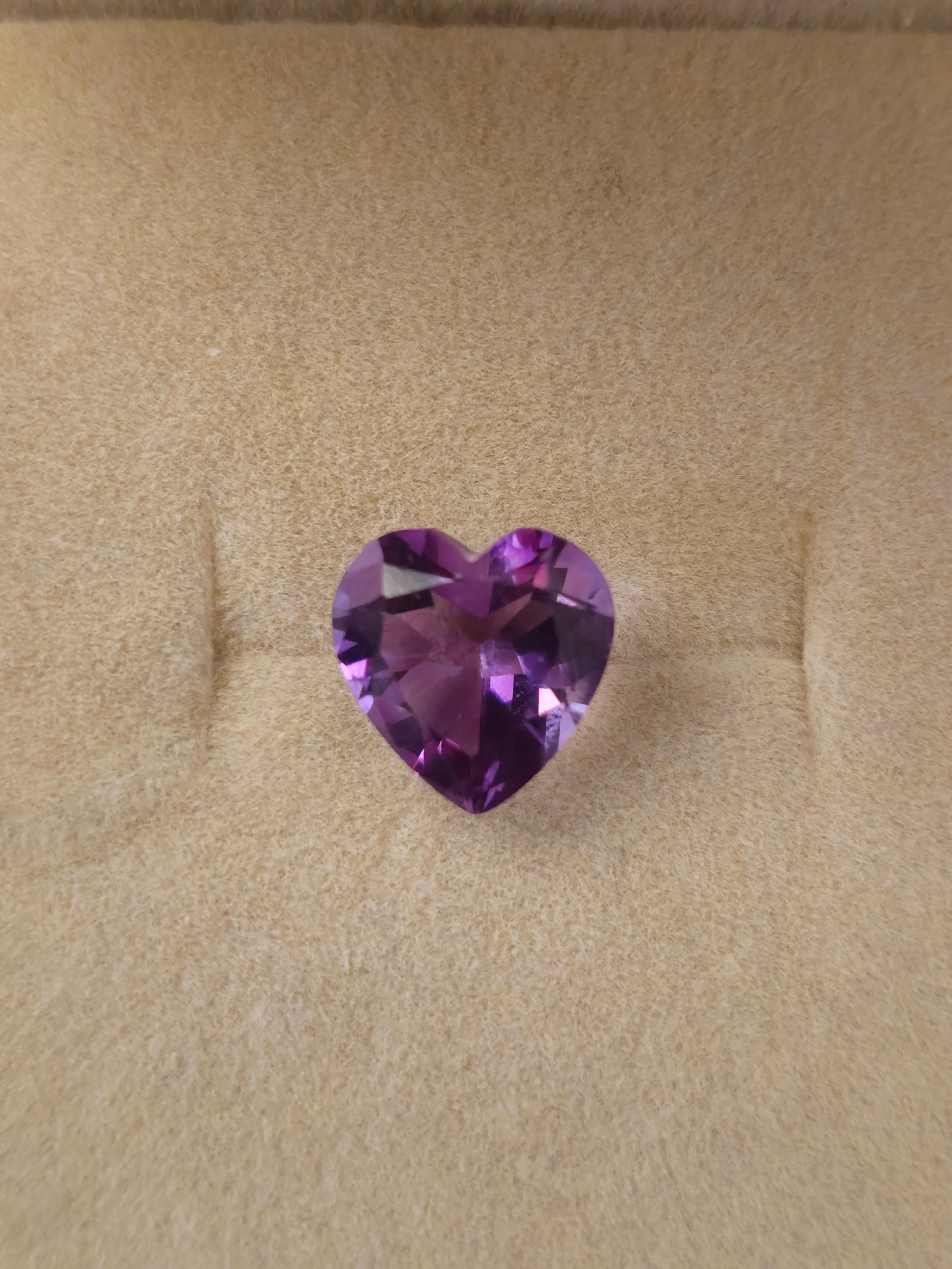 Natural Heart Amethyst Brazil Gemstone 2 CT Fantasy Cut 8mm X 8mm Beautiful (Herzschliff) im Angebot