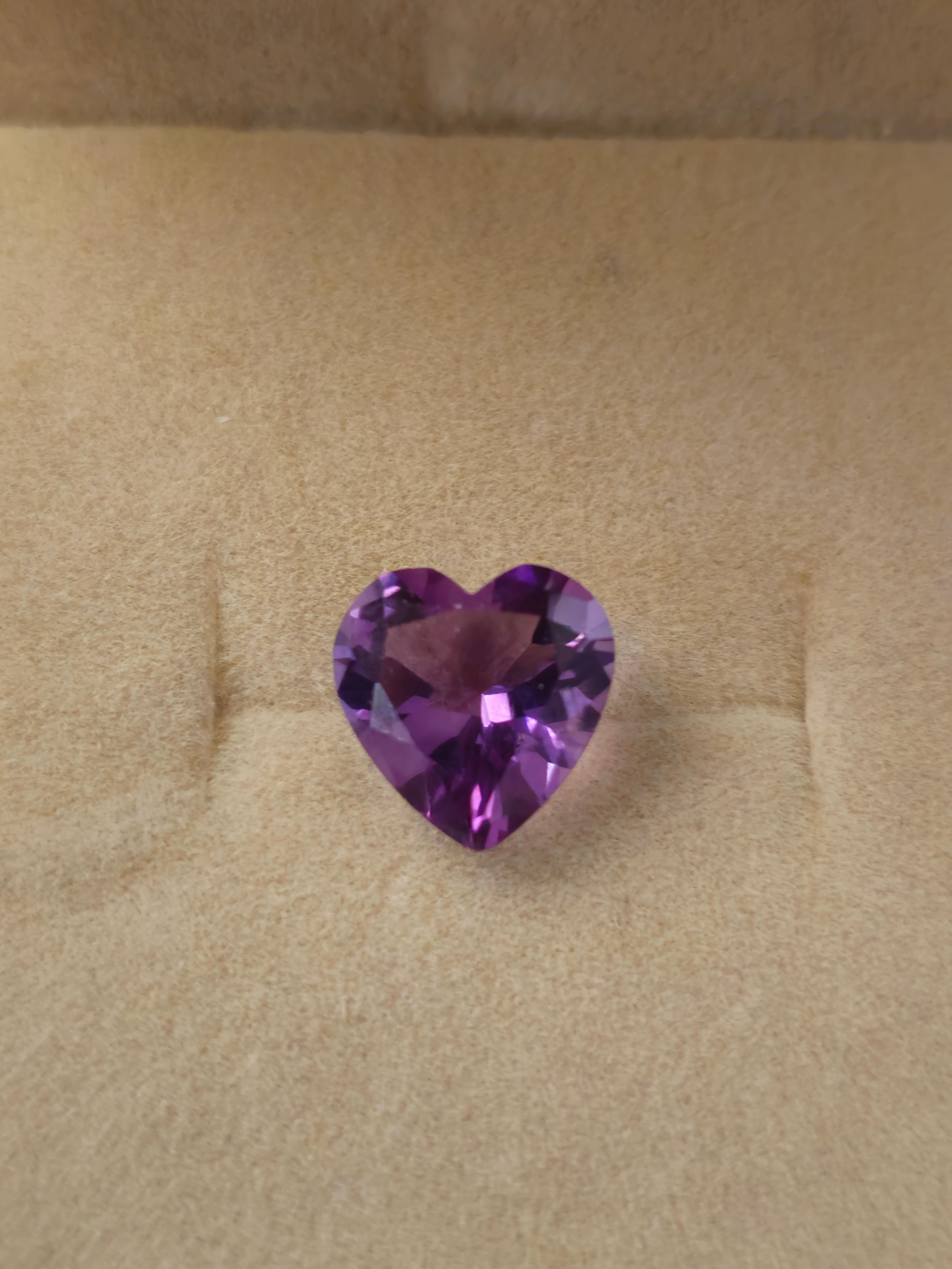 Natural Heart Amethyst Brazil Gemstone 2 CT Fantasy Cut 8mm X 8mm Beautiful im Zustand „Neu“ im Angebot in Warren, NJ