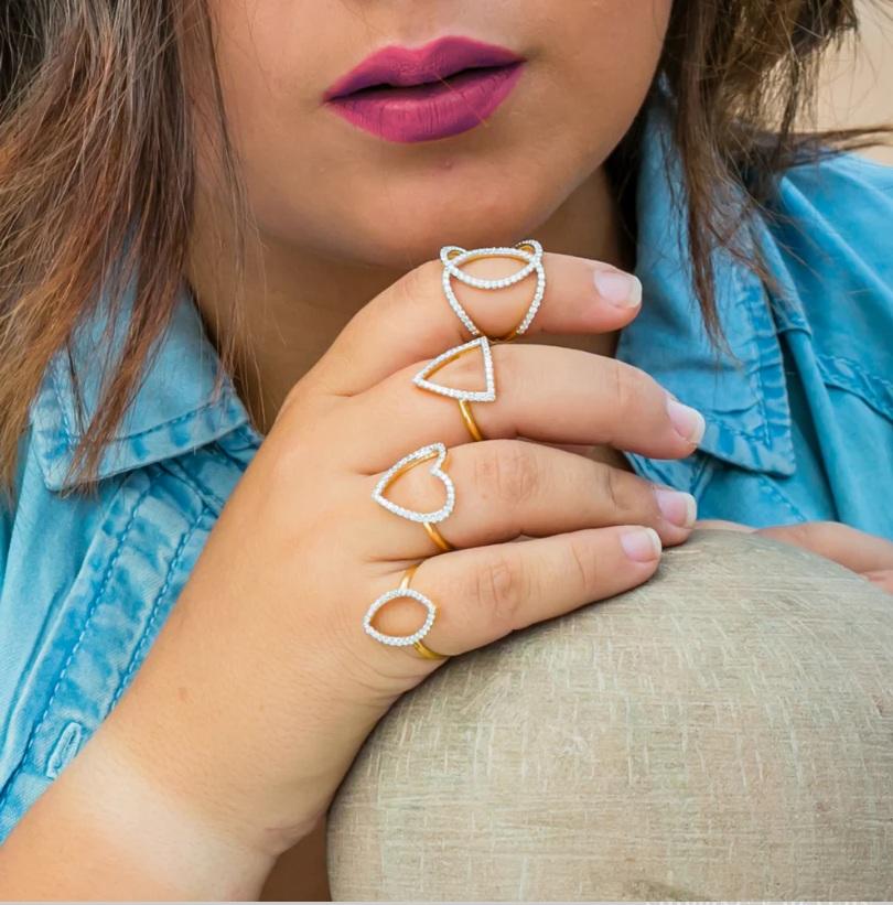 Questo anello è realizzato in oro giallo 14K con diamanti naturali incastonati. I diamanti sono incastonati a forma di cuore. L'anello è disponibile nelle taglie 4-8. Questo anello è realizzato in oro giallo 14K con diamanti naturali incastonati. I