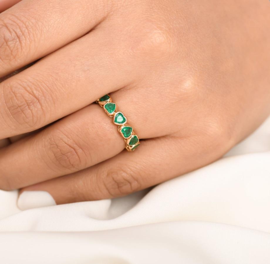 Bague en or 18k avec émeraude en forme de coeur naturel Neuf - En vente à New York, NY