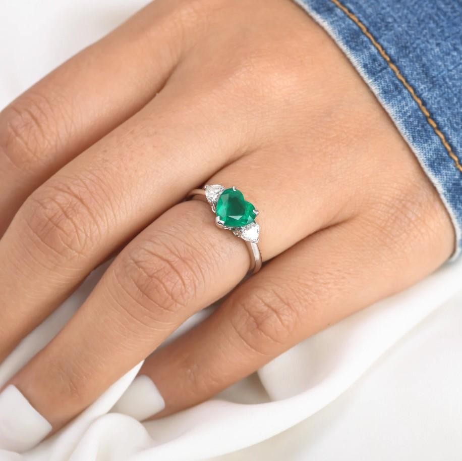 Anello a tre pietre con cuore di smeraldo, oro  Anello a tre pietre con smeraldo naturale e diamante in oro  Anello con diamante a cuore taglio smeraldo in oro 18 carati

DETTAGLI DELLA GEMMA :
✦ Pietra preziosa : Smeraldo
✦ Tipo di gemma : Nature
✦