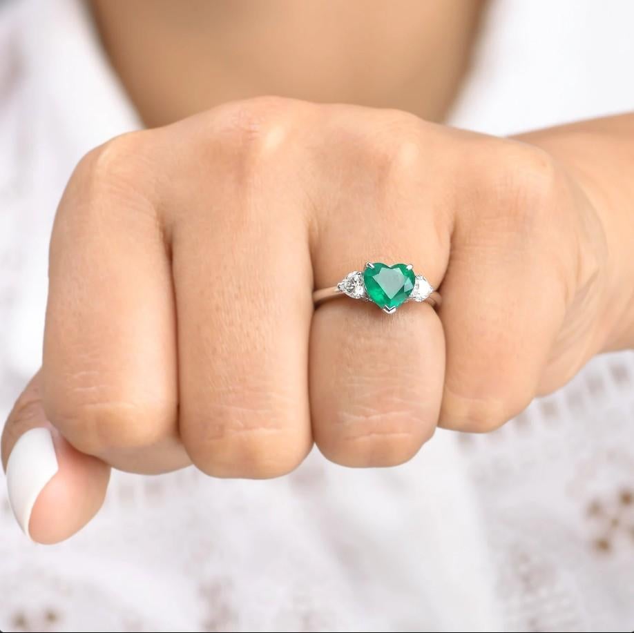 Taglio smeraldo Anello a tre pietre con smeraldo e diamante a cuore naturale in oro 18 carati in vendita