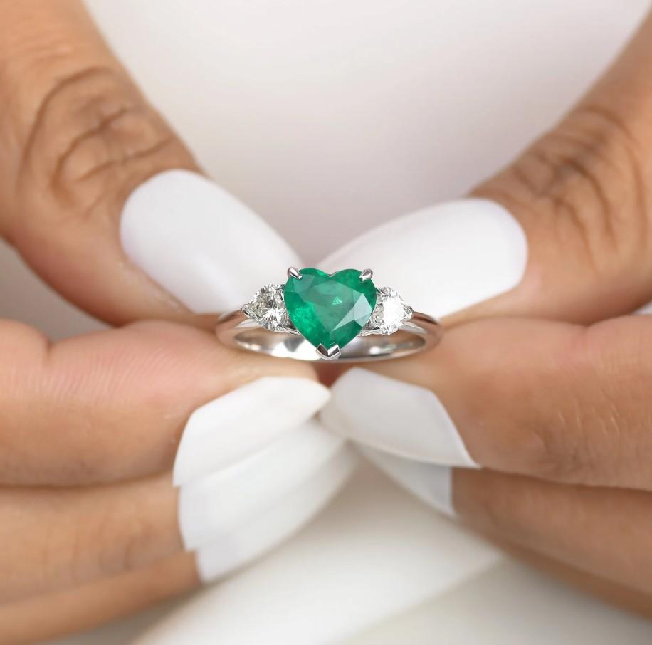 Anello a tre pietre con smeraldo e diamante a cuore naturale in oro 18 carati In condizioni Nuovo in vendita a jaipur, IN