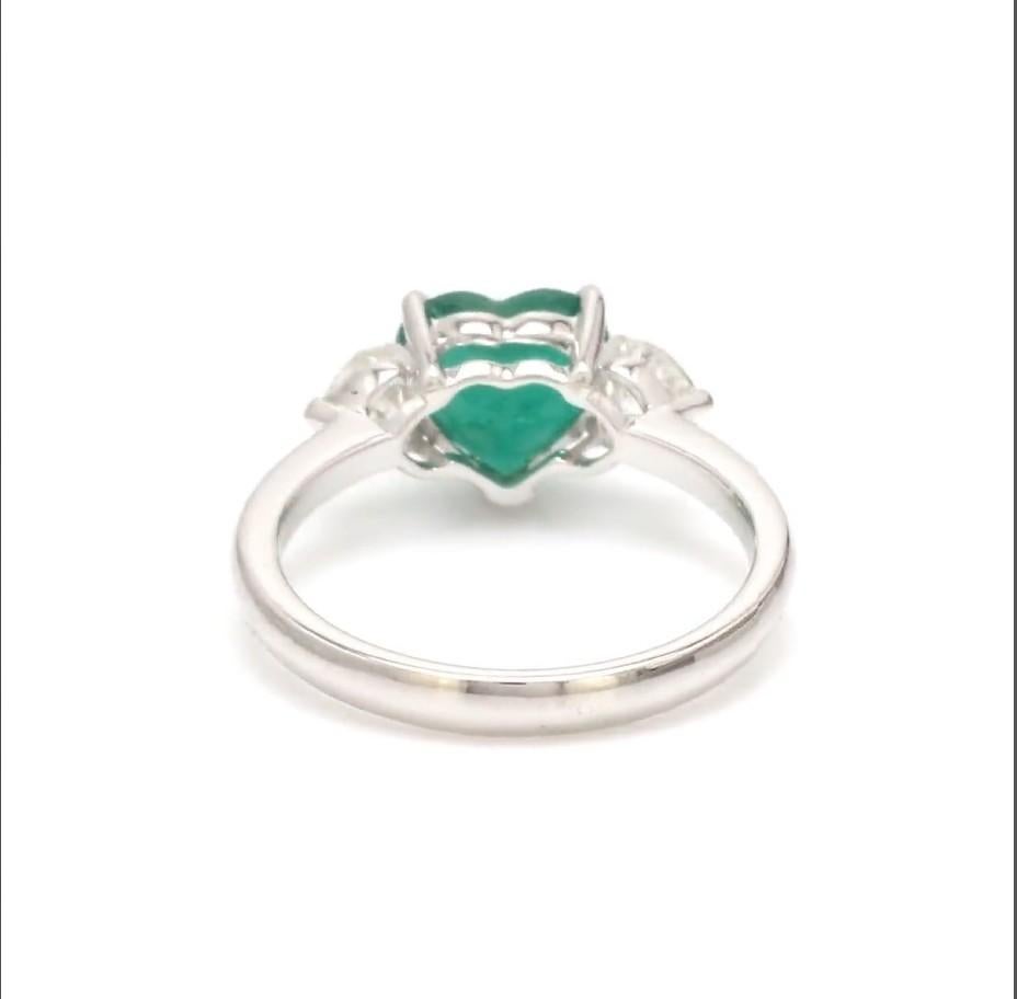 Donna Anello a tre pietre con smeraldo e diamante a cuore naturale in oro 18 carati in vendita