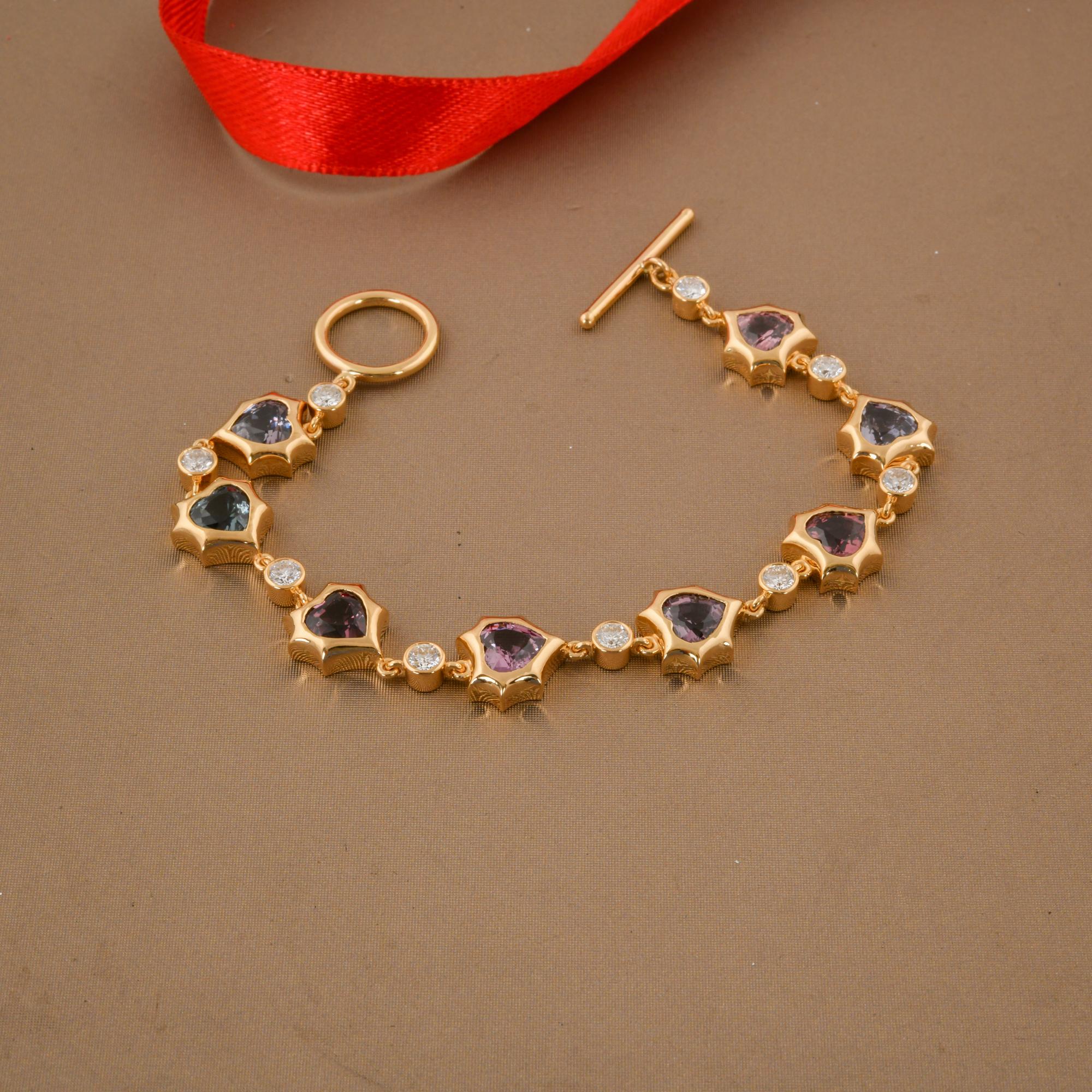Taille cœur Bracelet à bascule en or jaune 18 carats avec spinelles en forme de cœurs naturels multicolores SI/H diamants en vente