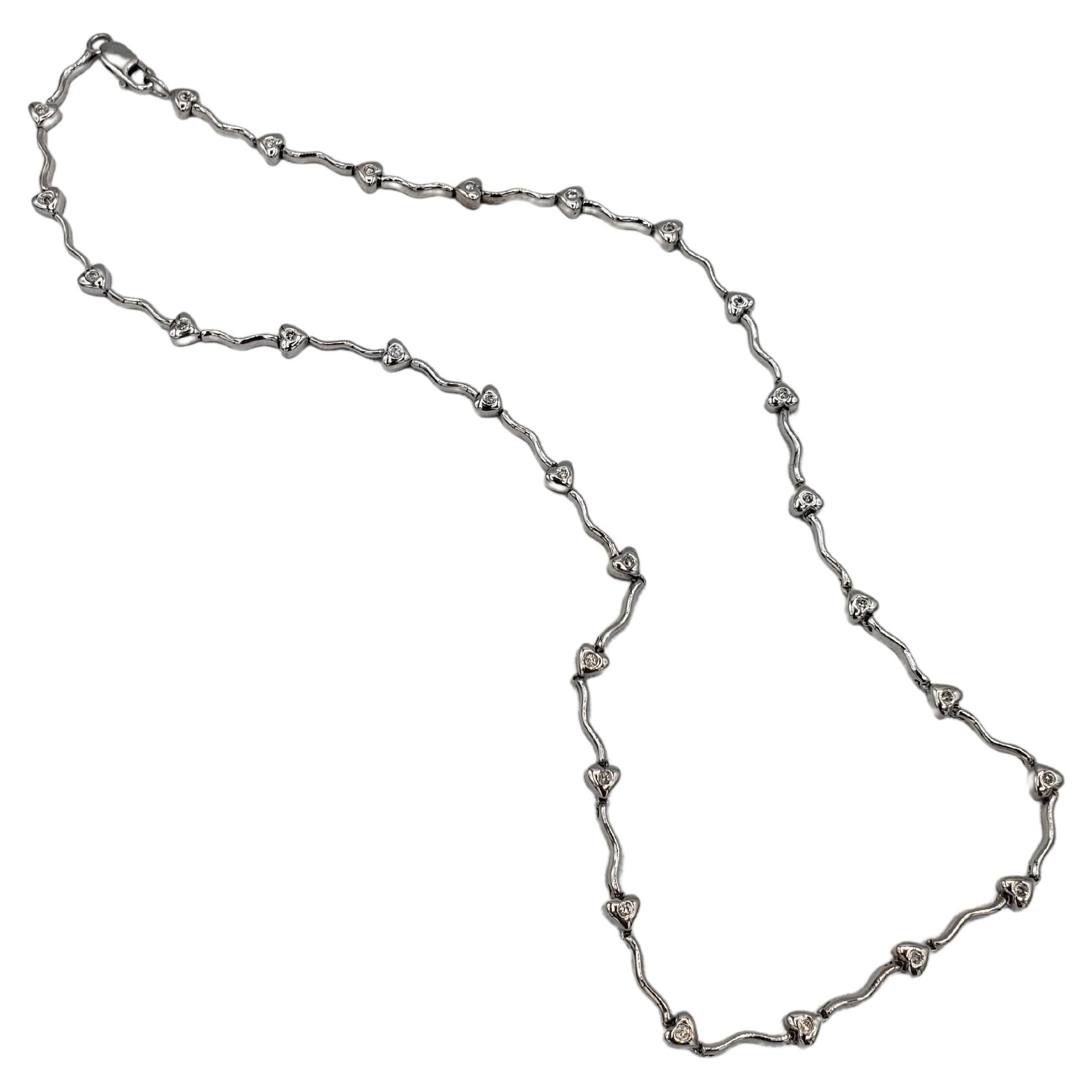 Faites-vous remarquer avec ce magnifique collier en forme de cœur en diamant naturel de LaFrancee. Fabriqué en or blanc 18 carats, ce collier à breloques est orné de diamants. Parfait pour toute occasion spéciale telle que la fête des mères, Noël,