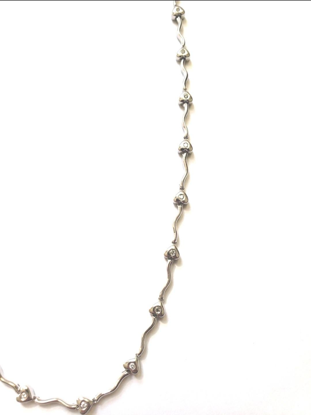 Collier de diamants ronds en forme de cœur naturel  Or blanc 18k en vente 2