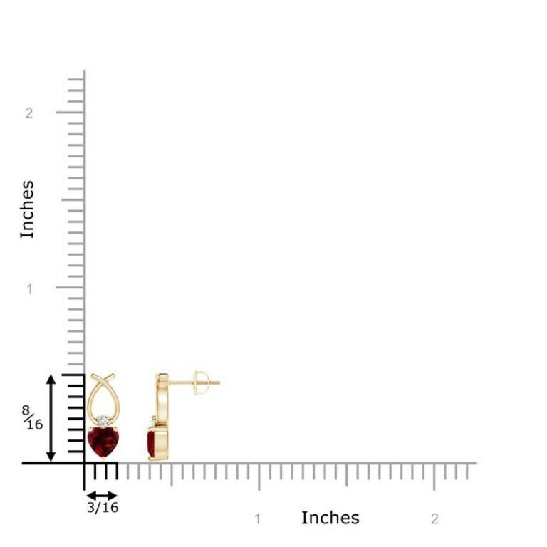 Ces boucles d'oreilles solitaires à grenat sont conçues avec une touche d'exquise en or jaune 14k. Le grenat rouge intense en forme de cœur est gracieusement suspendu à une torsade lustrée avec un diamant scintillant au centre.