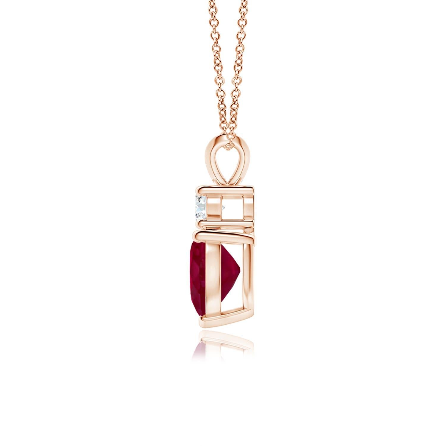 Questo ciondolo con rubino a forma di cuore in oro rosa 18 carati è un bellissimo simbolo d'amore. L'audace gemma rossa è sormontata da uno scintillante diamante rotondo e collegata a una balla a orecchio di coniglio. Disponibile in diversi pesi di