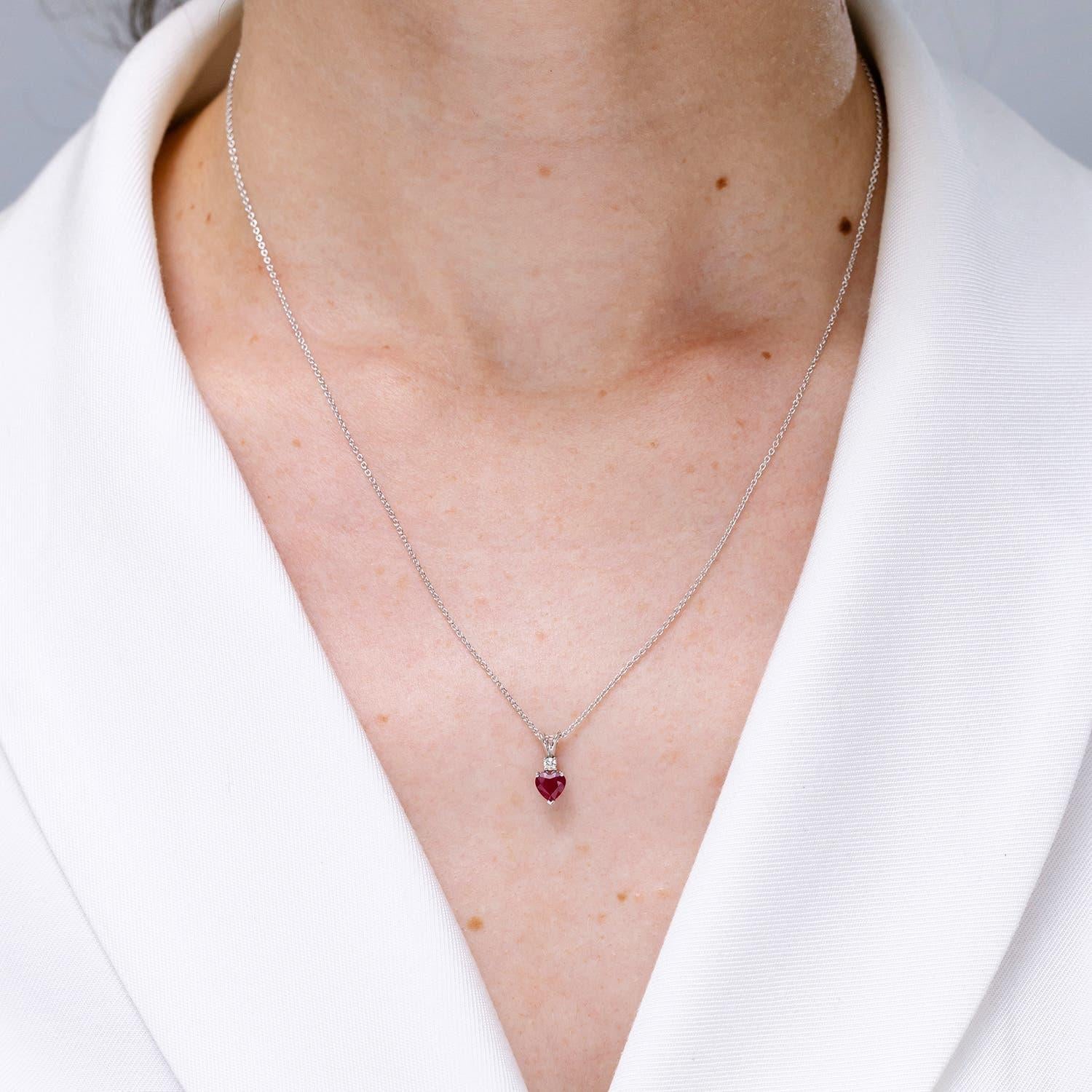 Natürlicher herzförmiger 1,65 Karat Rubin Kaninchen-Ohr Bale-Anhänger aus Platin Damen im Angebot