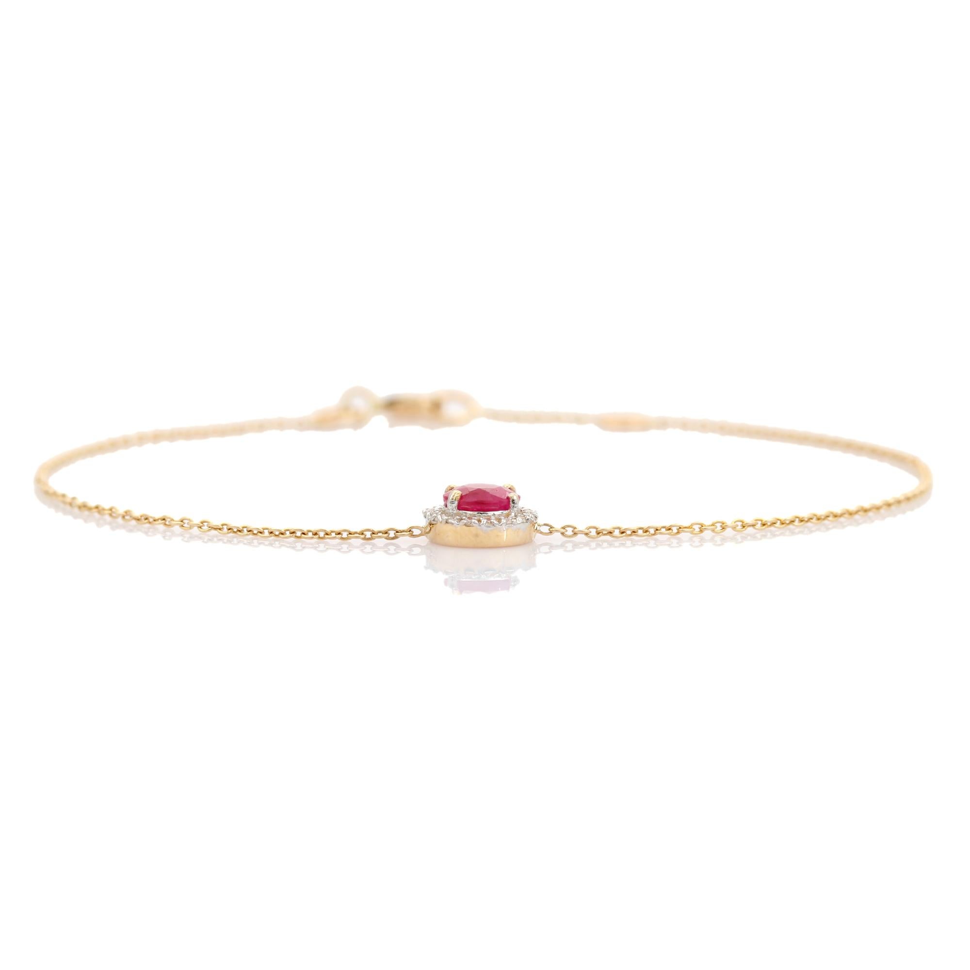 Progettato con una catena sottile e minimalista, questo braccialetto presenta un rubino ovale da 0,65 carati circondato da diamanti rotondi da 0,06 carati con taglio a brillante in un'aureola incastonata. Realizzato in oro giallo 14K, misura 7