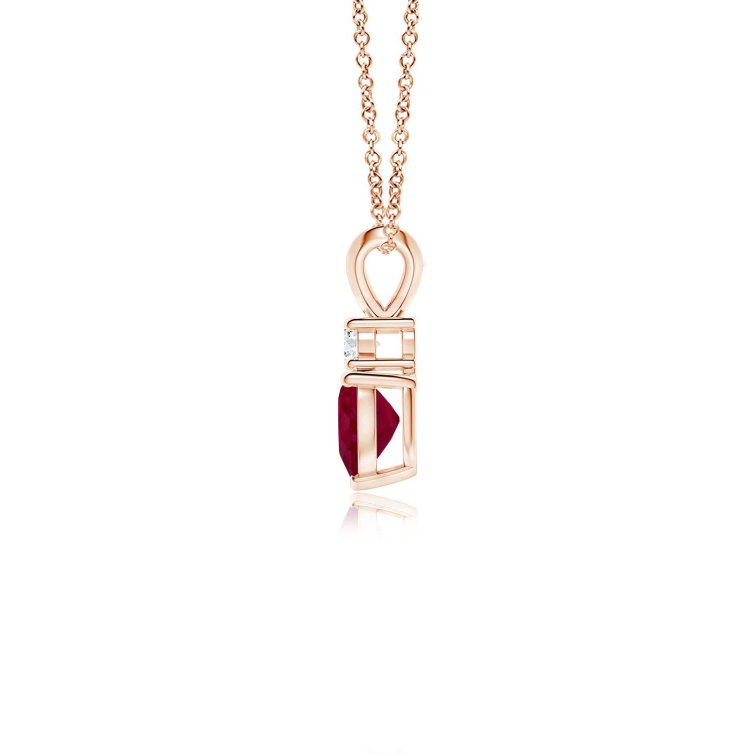 Questo ciondolo con rubino a forma di cuore in oro rosa 14k è un bellissimo simbolo d'amore. L'audace gemma rossa è sormontata da uno scintillante diamante rotondo e collegata a una balla a orecchio di coniglio. Disponibile in diversi pesi di