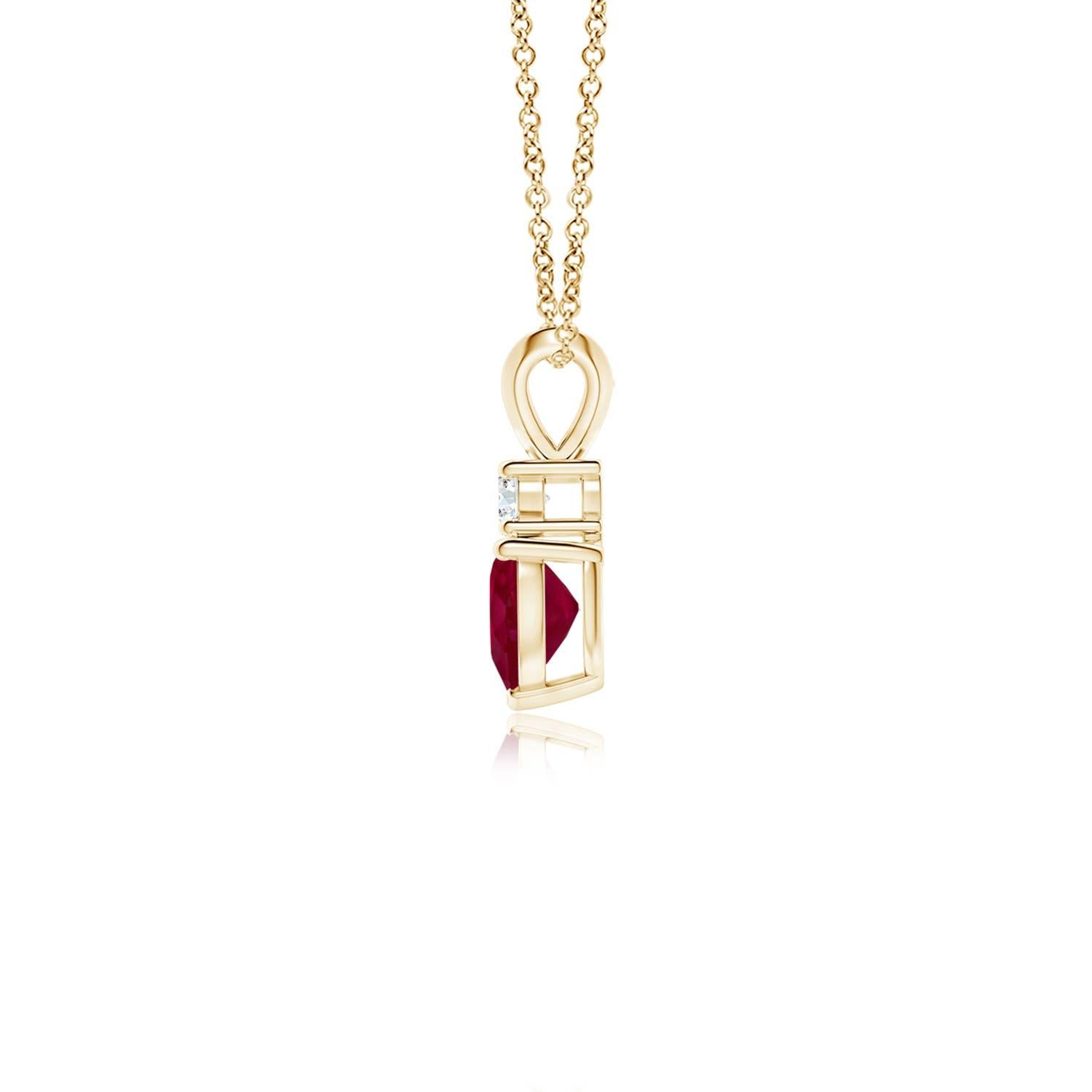 Este colgante de rubí con forma de corazón en oro amarillo de 18 quilates es un hermoso símbolo de amor. La atrevida gema roja está rematada con un brillante diamante redondo y enlazada a una paca de oreja de conejo. Disponible en distintos pesos en