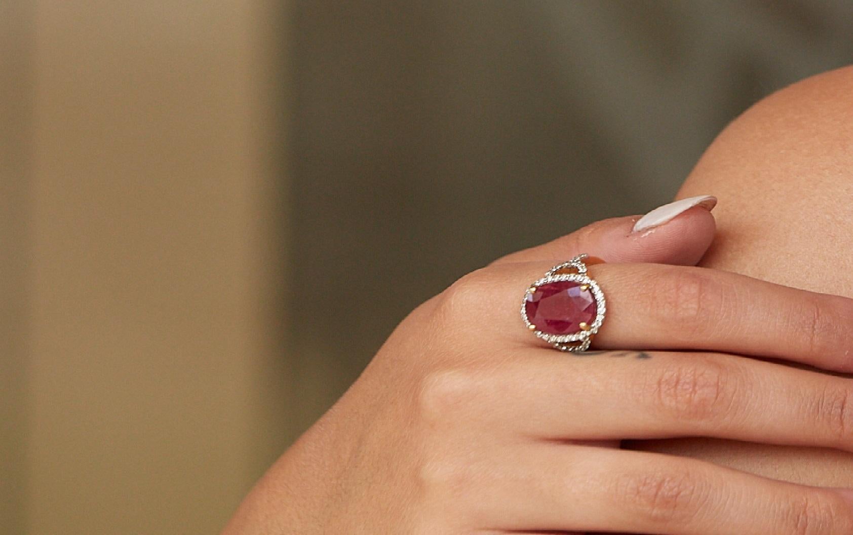 Tresor Diamantring mit 0,67 Karat Diamanten und 6,72 Karat Rubinen in 18 Karat Weißgold. Die Ringe sind eine Ode an die luxuriöse und doch klassische Schönheit mit funkelnden Diamanten. Ihr zeitgemäßes und modernes Design macht sie vielseitig