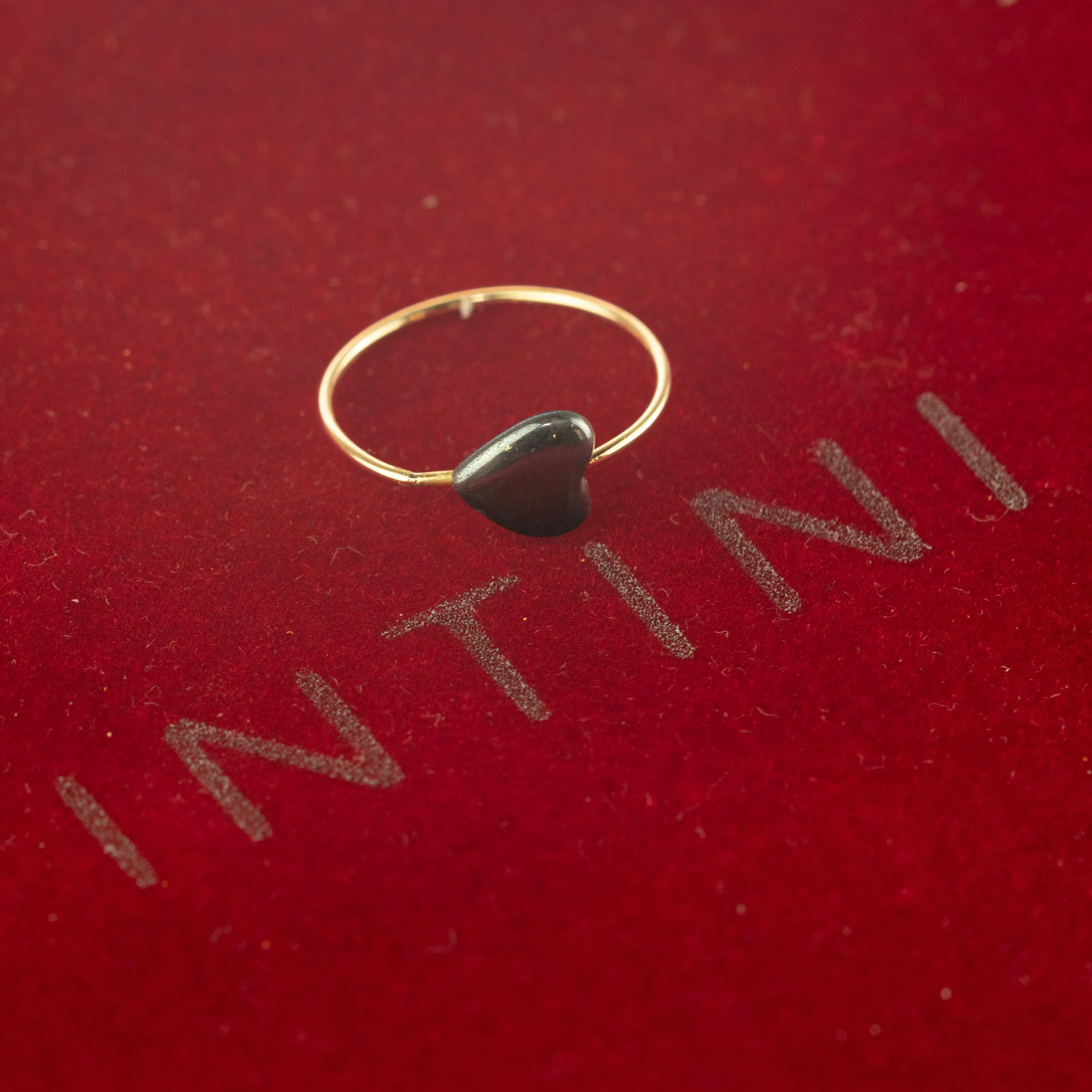 Signature INTINI Jewels Planet heart hematite band ring. Contemporary rings design in 18 karat yellow gold with a precious heart shaped bead hematite. Design and color mixed in one jewel. Delight yourself with a strong, minimalist design, just for a
