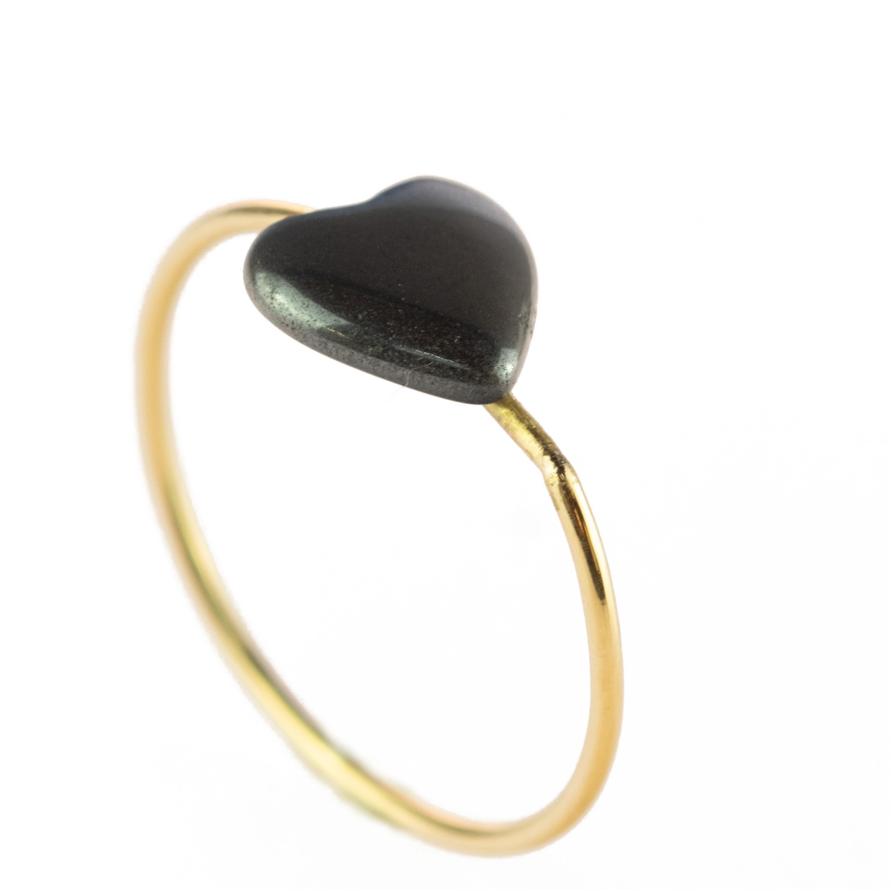 Cuore Anello con cuore di ematite naturale in oro giallo 9 carati Planet Love Band in vendita
