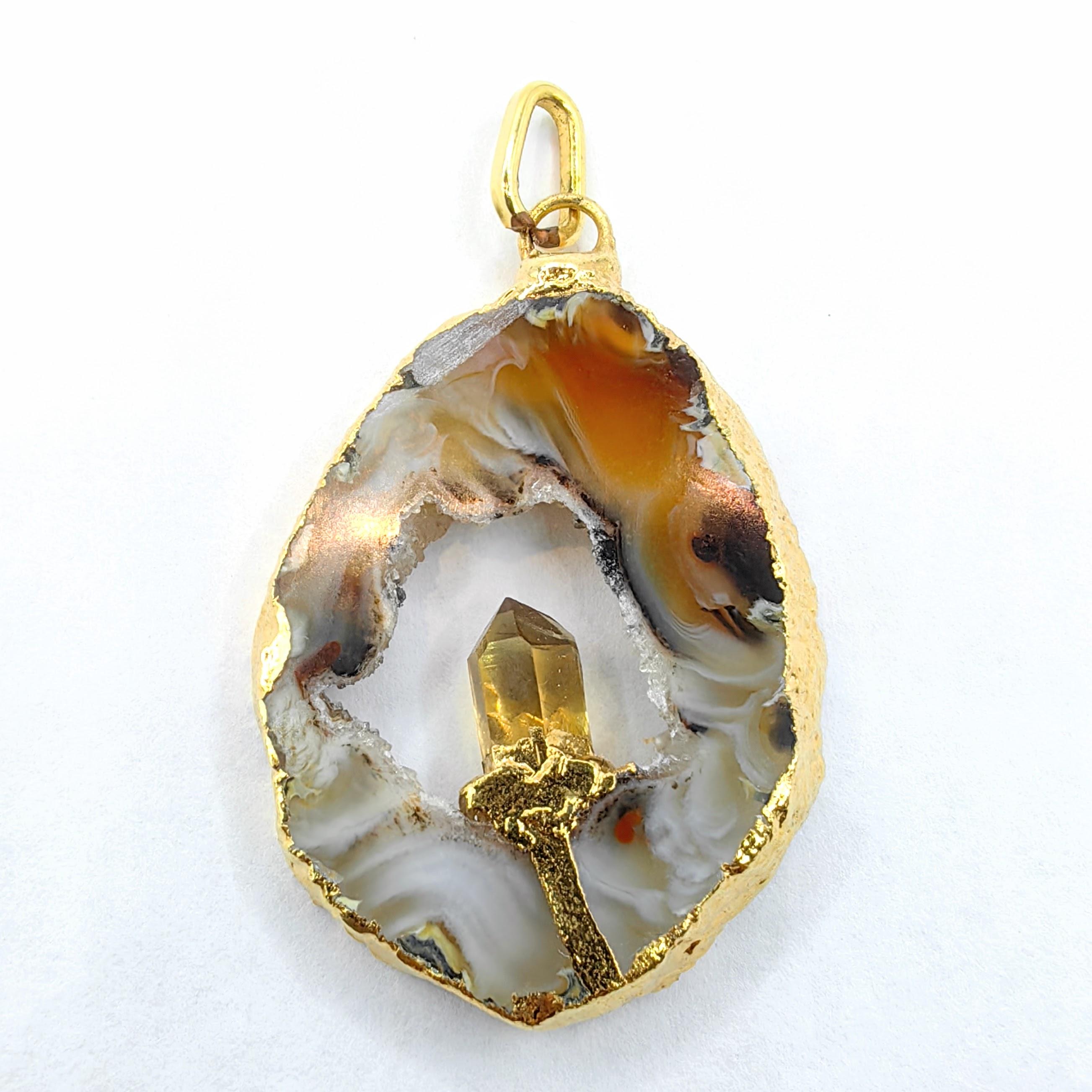 Dévoilez la magie de la nature avec cet exquis pendentif en agate miel naturelle et cristal de quartz doré, une fusion époustouflante de beauté brute et d'élégance raffinée. Présentant une tranche d'agate naturelle avec des tourbillons hypnotiques