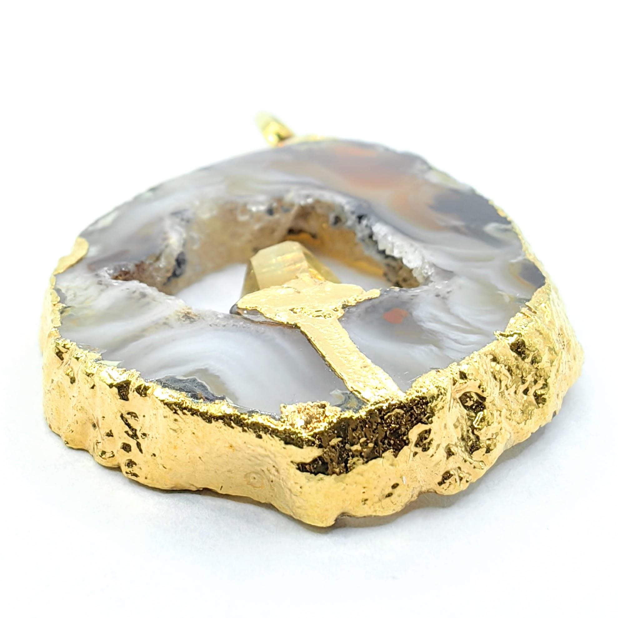 Contemporain Collier Nature Agate Honey et cristal de quartz doré Pendentif à bord plaqué or en vente