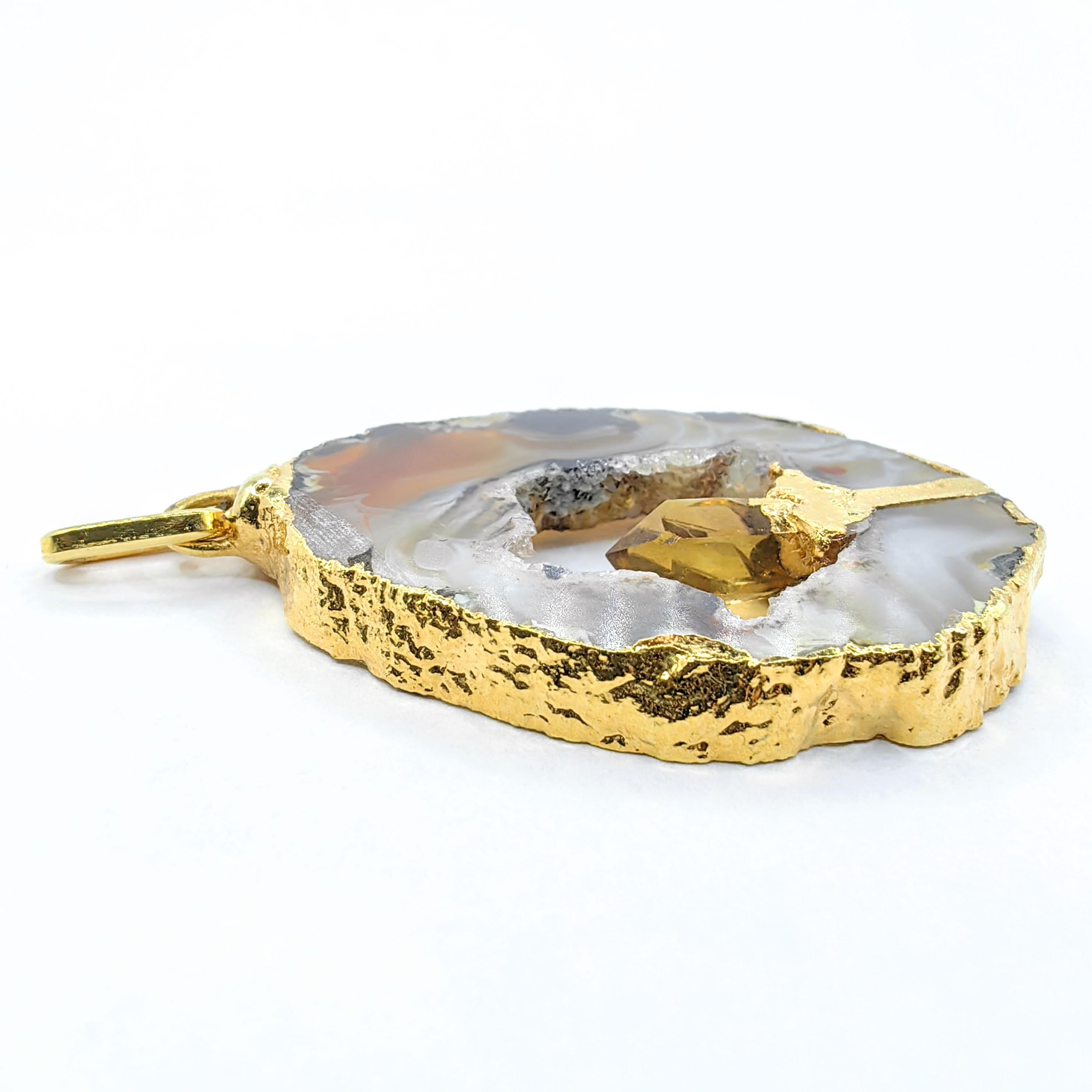 Non taillé Collier Nature Agate Honey et cristal de quartz doré Pendentif à bord plaqué or en vente