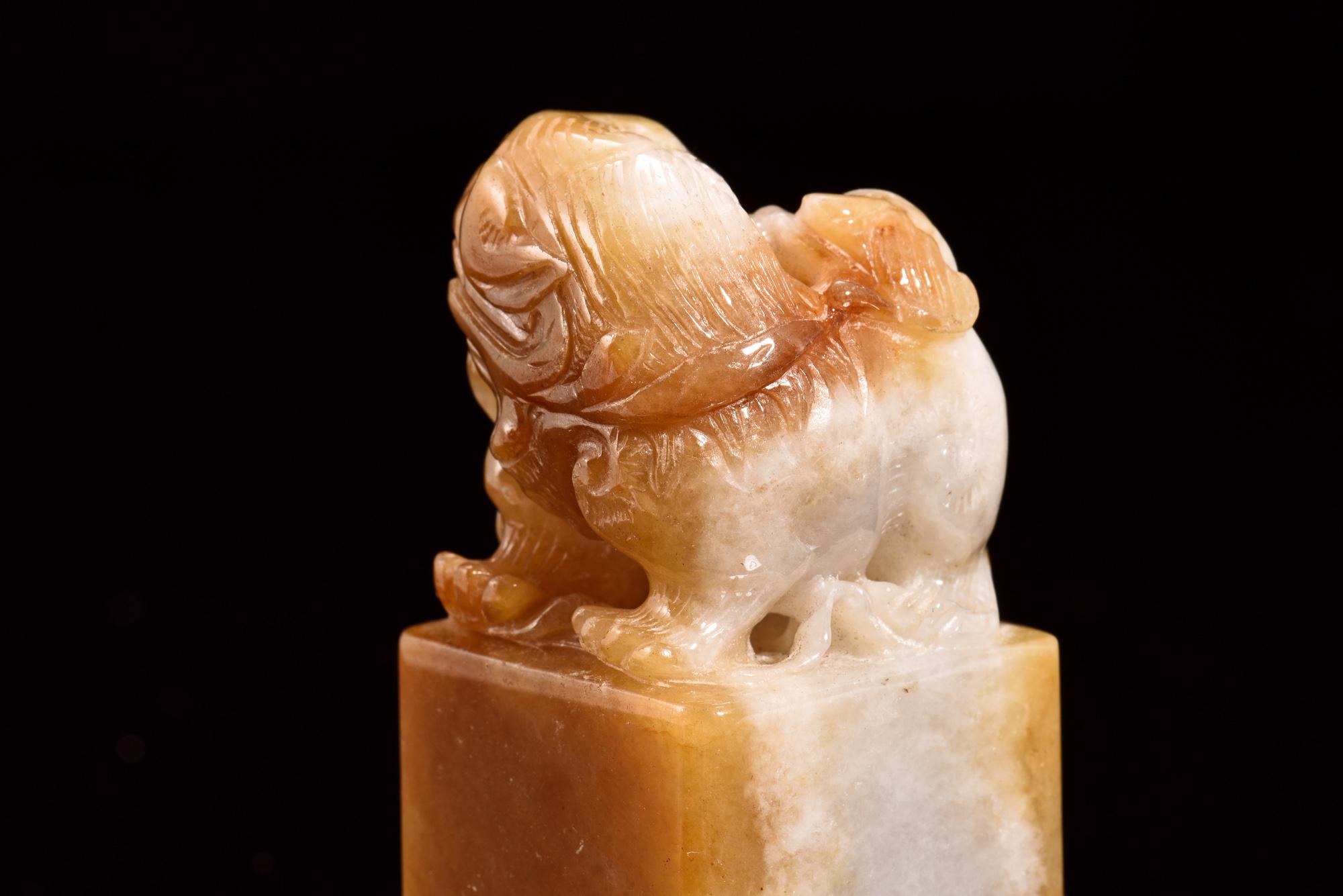 Natürlicher Honey Brown & Gray Jadeit Lucky Chinese Lion Stempel (Kunsthandwerker*in) im Angebot