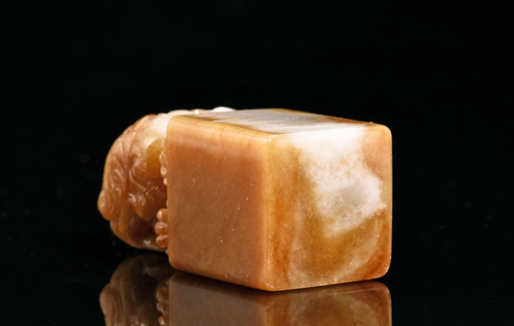 Natürlicher Honey Brown & Gray Jadeit Lucky Chinese Lion Stempel (Gemischter Schliff) im Angebot