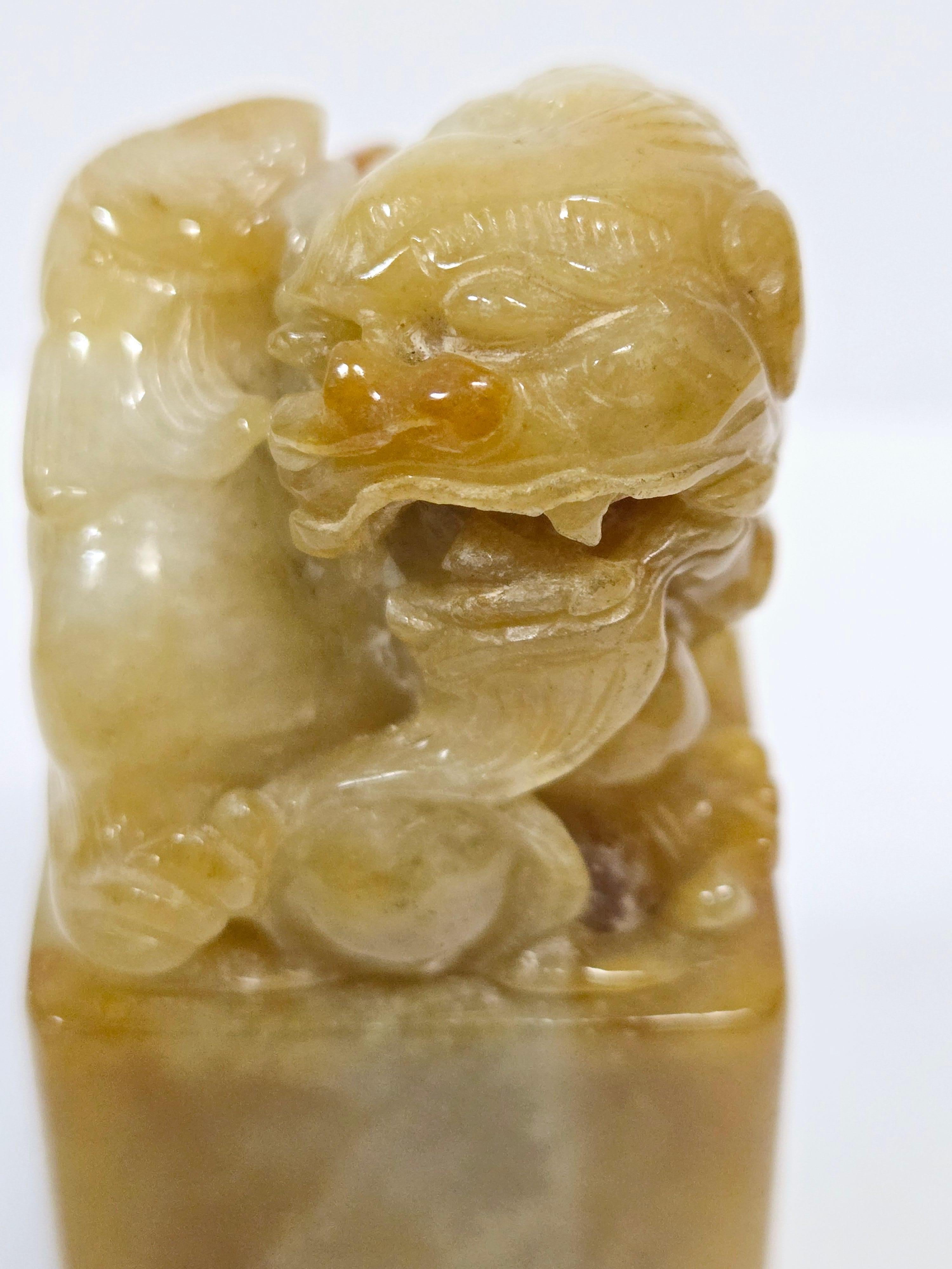 Natürlicher Honey Brown & Gray Jadeit Lucky Chinese Lion Stempel im Zustand „Gut“ im Angebot in Pasadena, CA