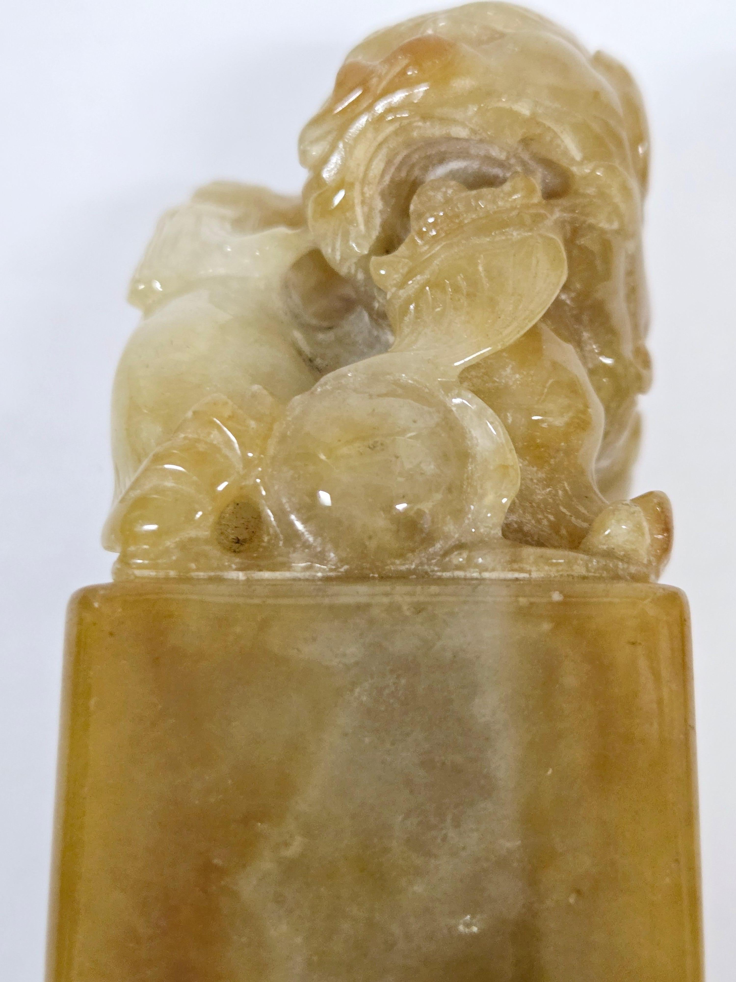 Natürlicher Honey Brown & Gray Jadeit Lucky Chinese Lion Stempel im Angebot 1
