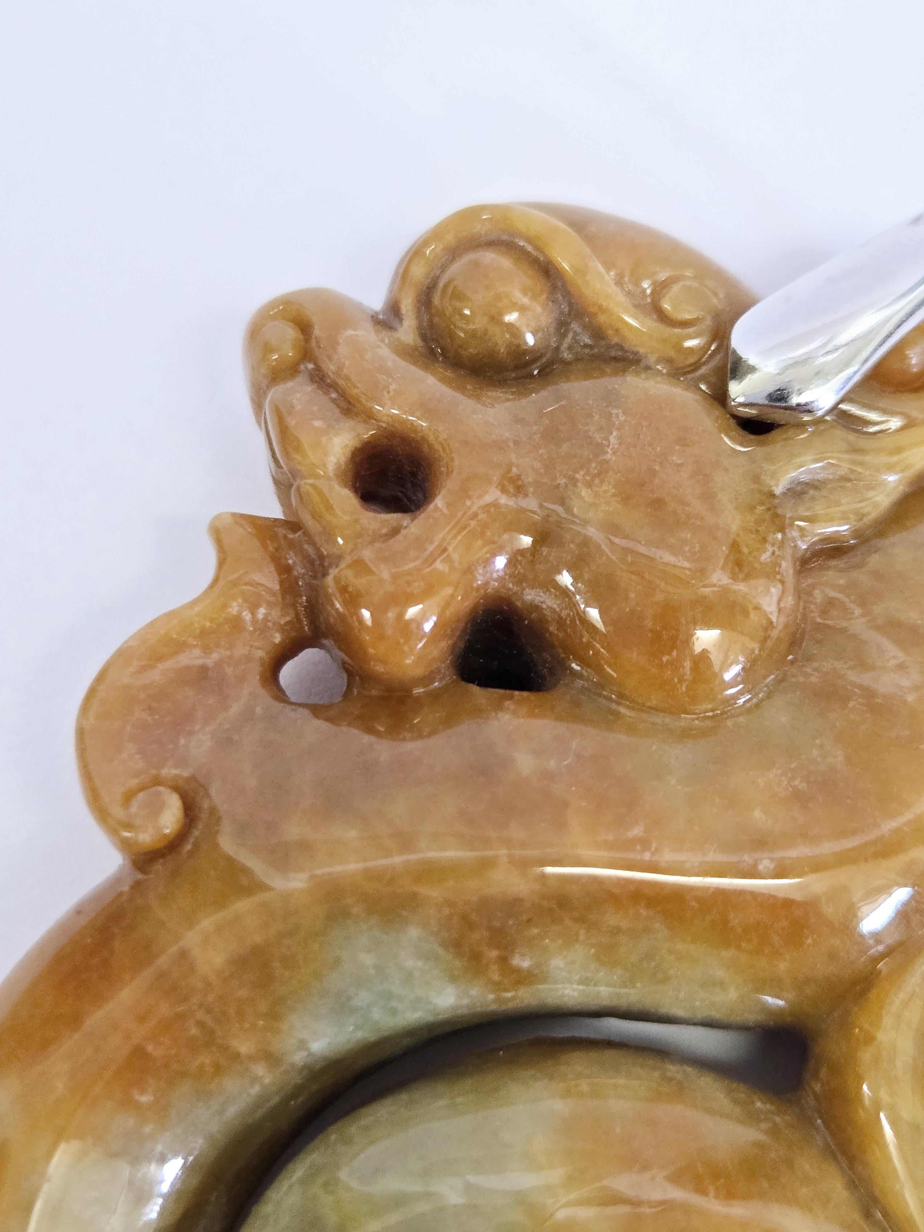 Ciondolo del drago di giada marrone miele Nature con certificazione in vendita 5