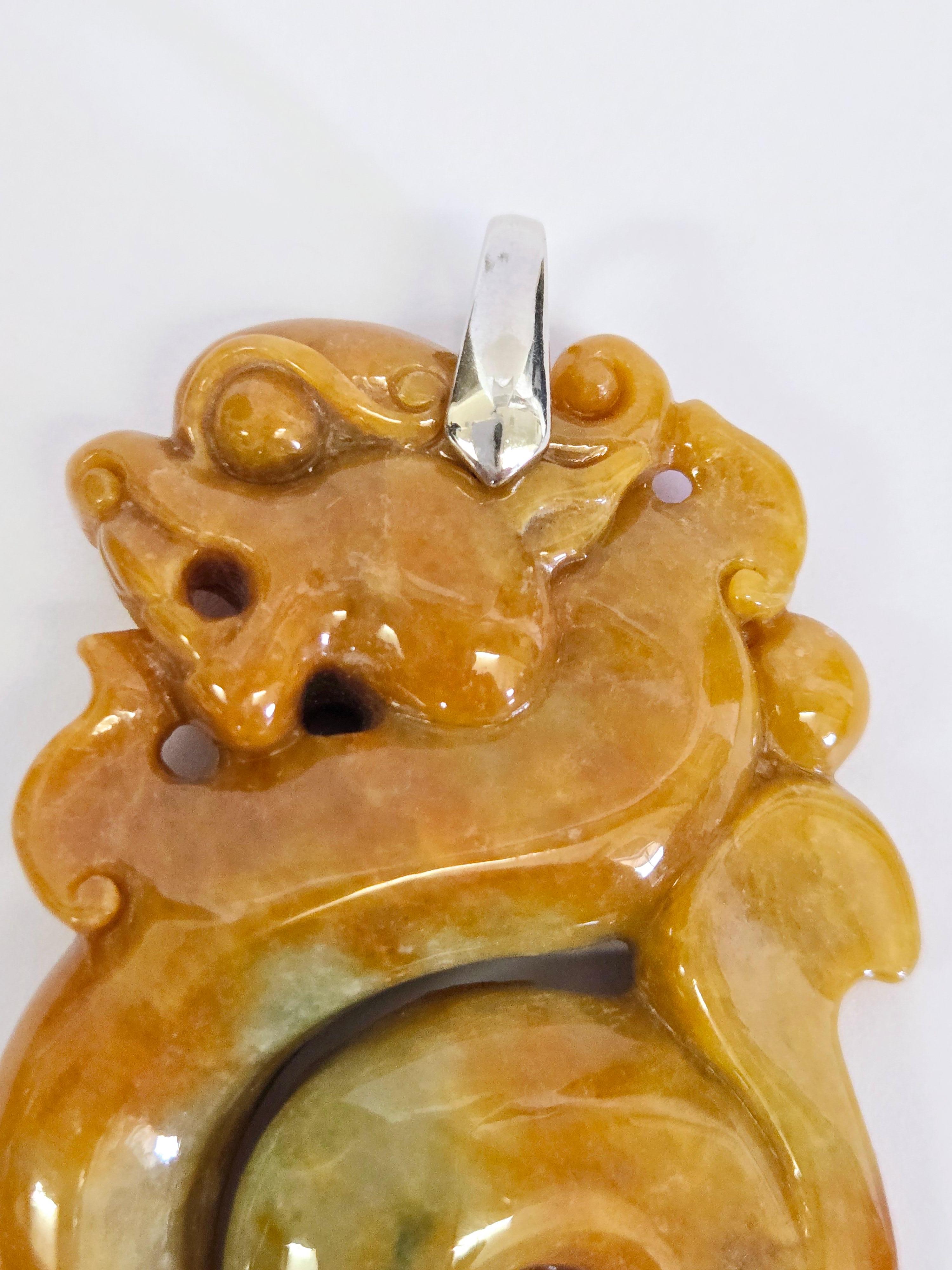 Portrait Ciondolo del drago di giada marrone miele Nature con certificazione in vendita