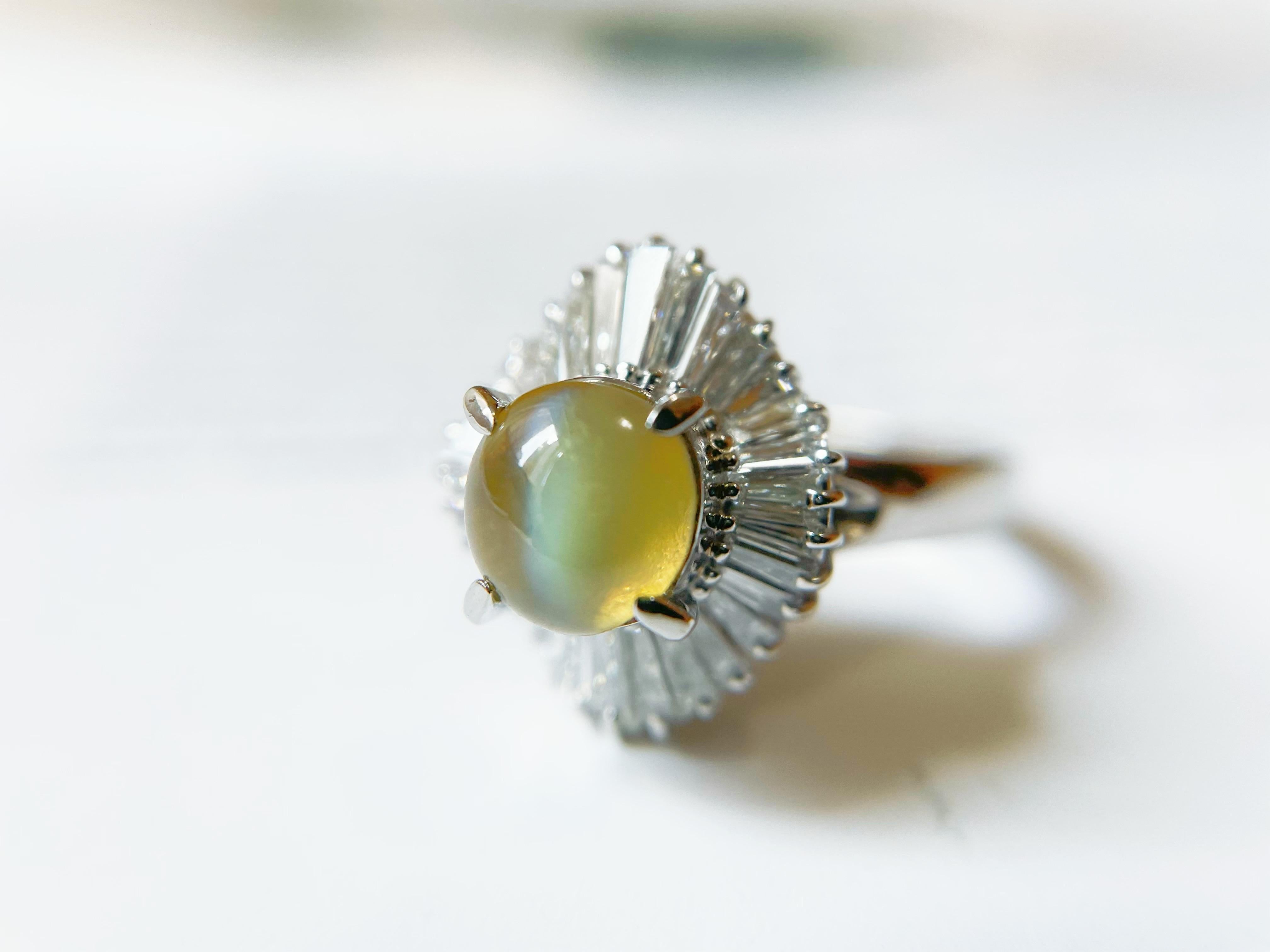 Natural Honey Color Chrysoberyl Cat's Eye Ring with Diamonds in Platinum For Sale 5