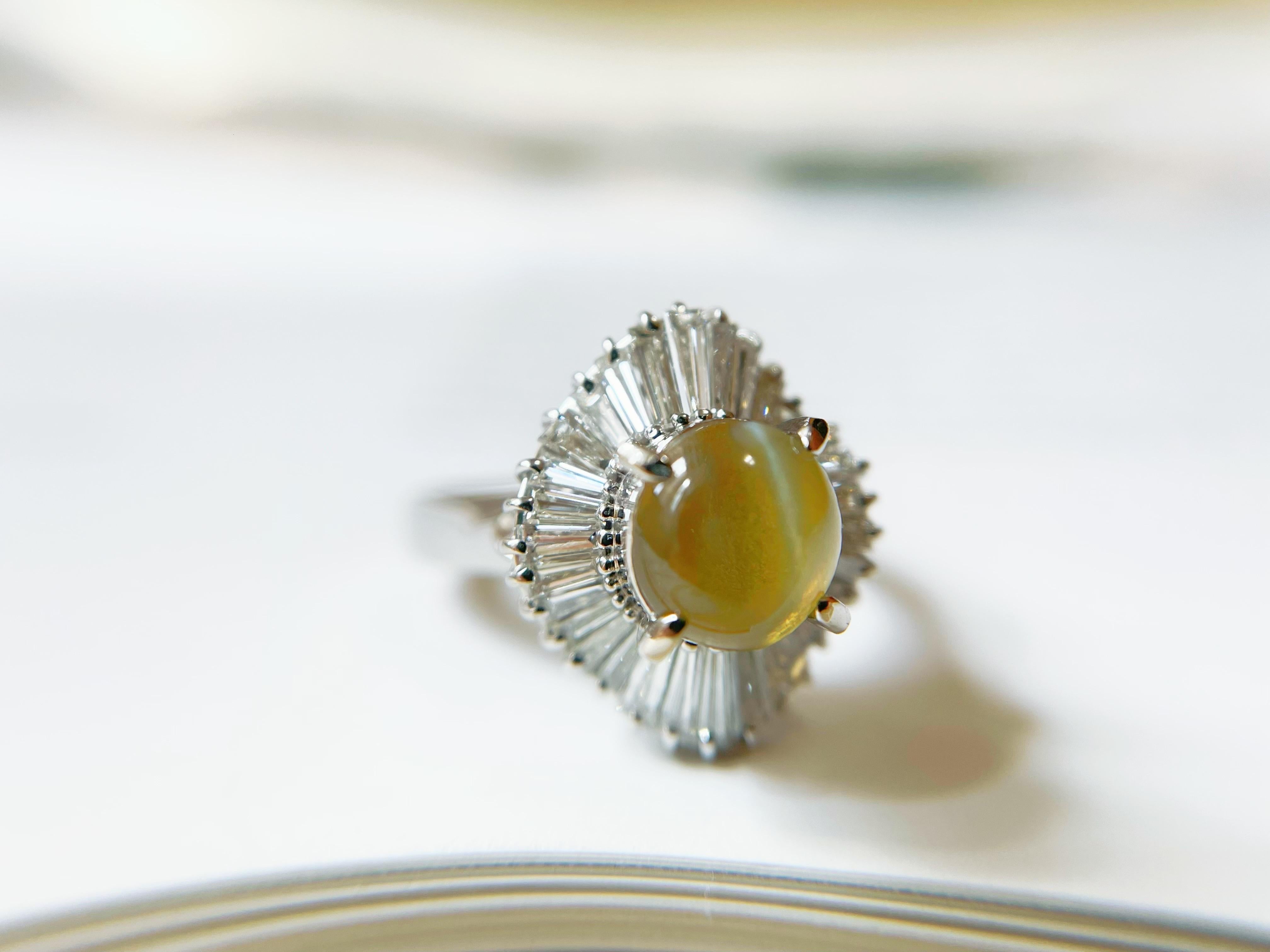 Natural Honey Color Chrysoberyl Cat's Eye Ring with Diamonds in Platinum For Sale 6
