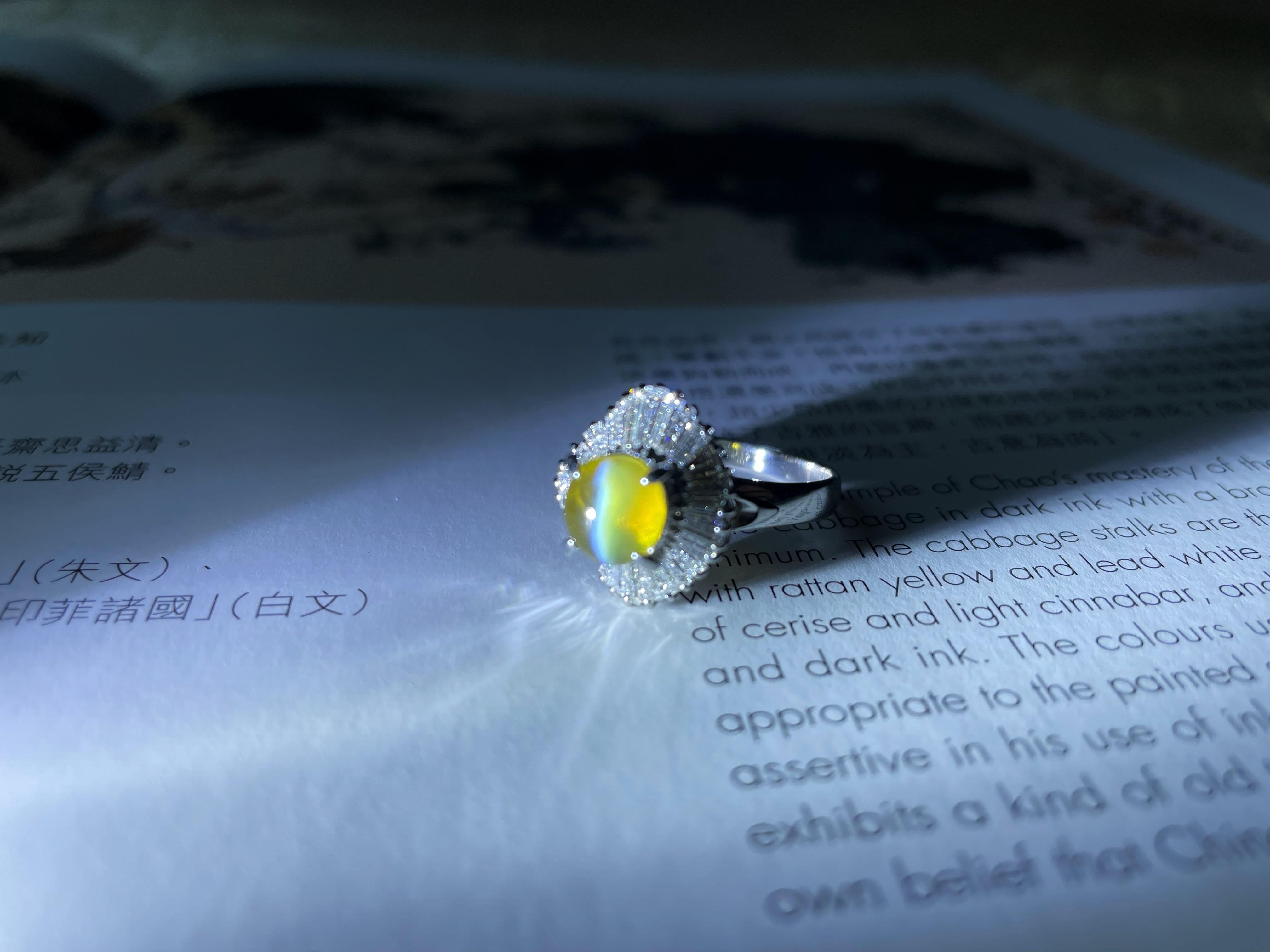 Natural Honey Color Chrysoberyl Cat's Eye Ring with Diamonds in Platinum For Sale 9