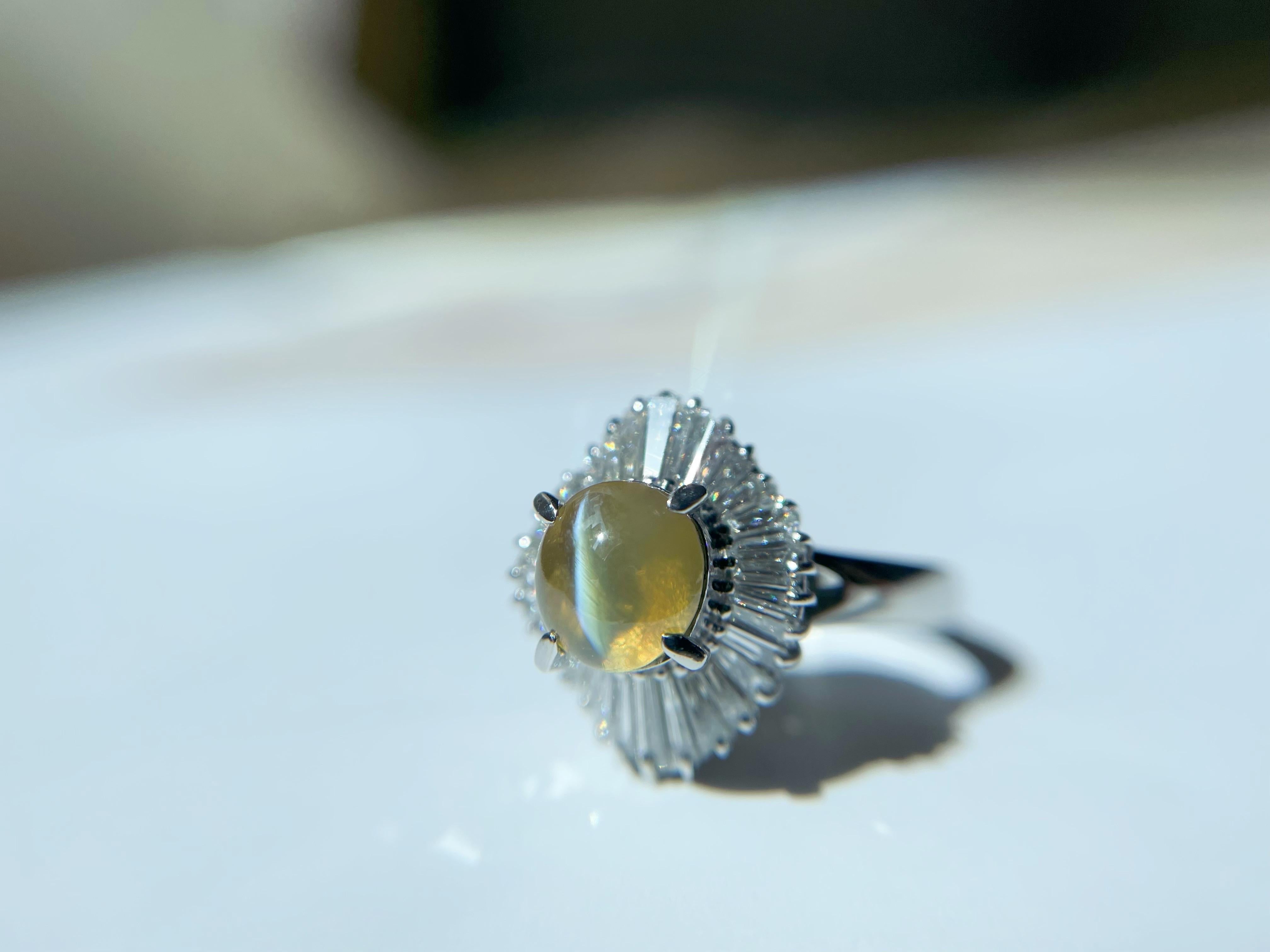 Natural Honey Color Chrysoberyl Cat's Eye Ring with Diamonds in Platinum For Sale 2