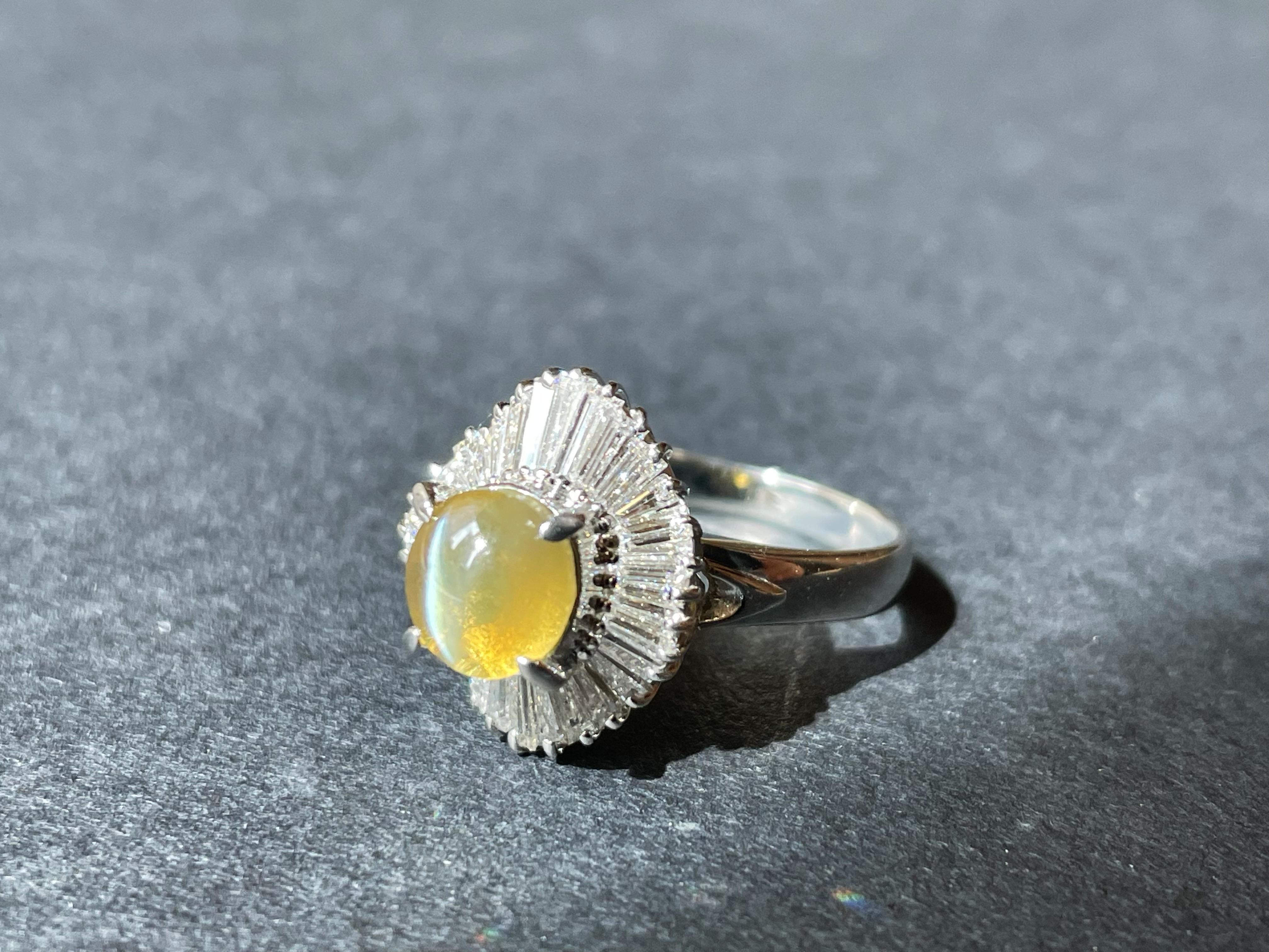 Natural Honey Color Chrysoberyl Cat's Eye Ring with Diamonds in Platinum For Sale 3