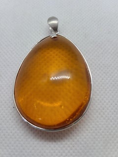 Pendentif ovale en ambre translucide miel naturel avec bélière en or blanc 14K