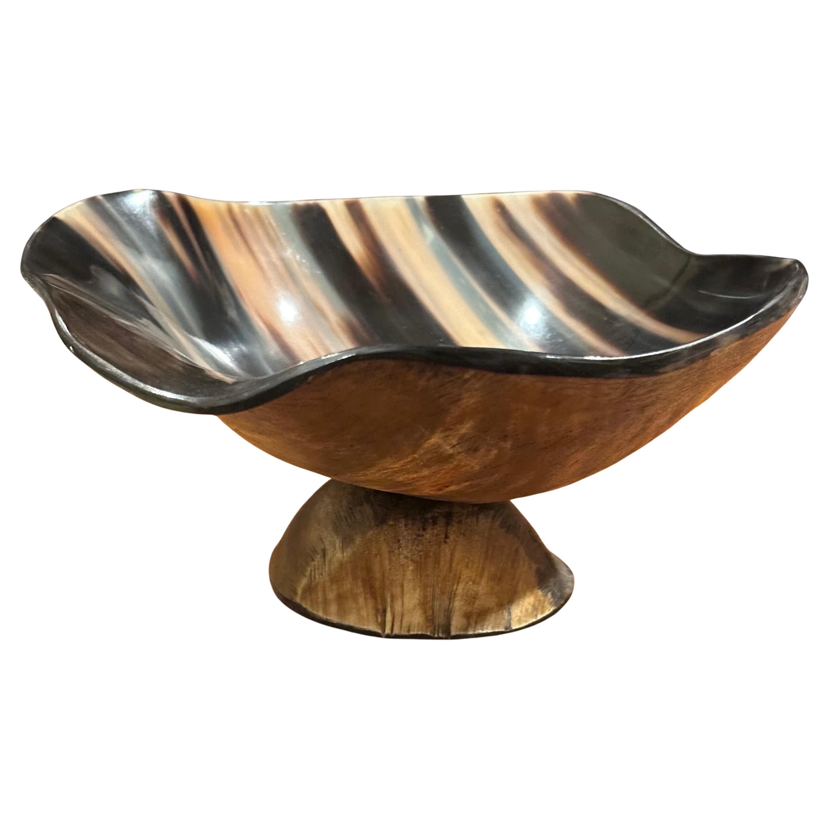 Wunderschöne, gut gearbeitete Schale aus natürlichem Horn (wahrscheinlich Wasserbüffel), ca. 1990er Jahre. Das Stück ist in gutem Zustand und sehr solide; es misst 8,5 