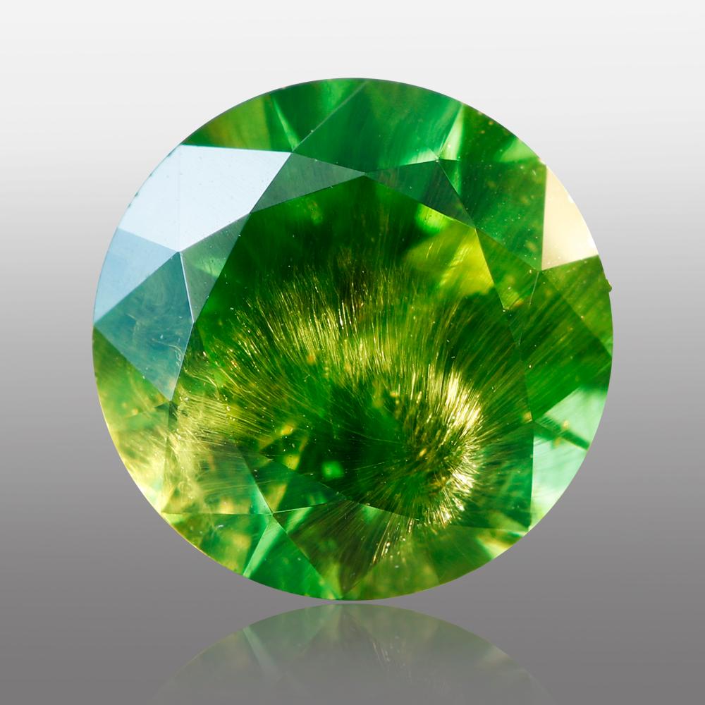 Das russische Uralgebirge gilt seit langem als die wichtigste und beständigste Quelle für die seltenste Granatvarietät, den sogenannten Demantoid. Diese einzigartigen Edelsteine werden wegen ihrer außergewöhnlichen Qualität und Brillanz sehr