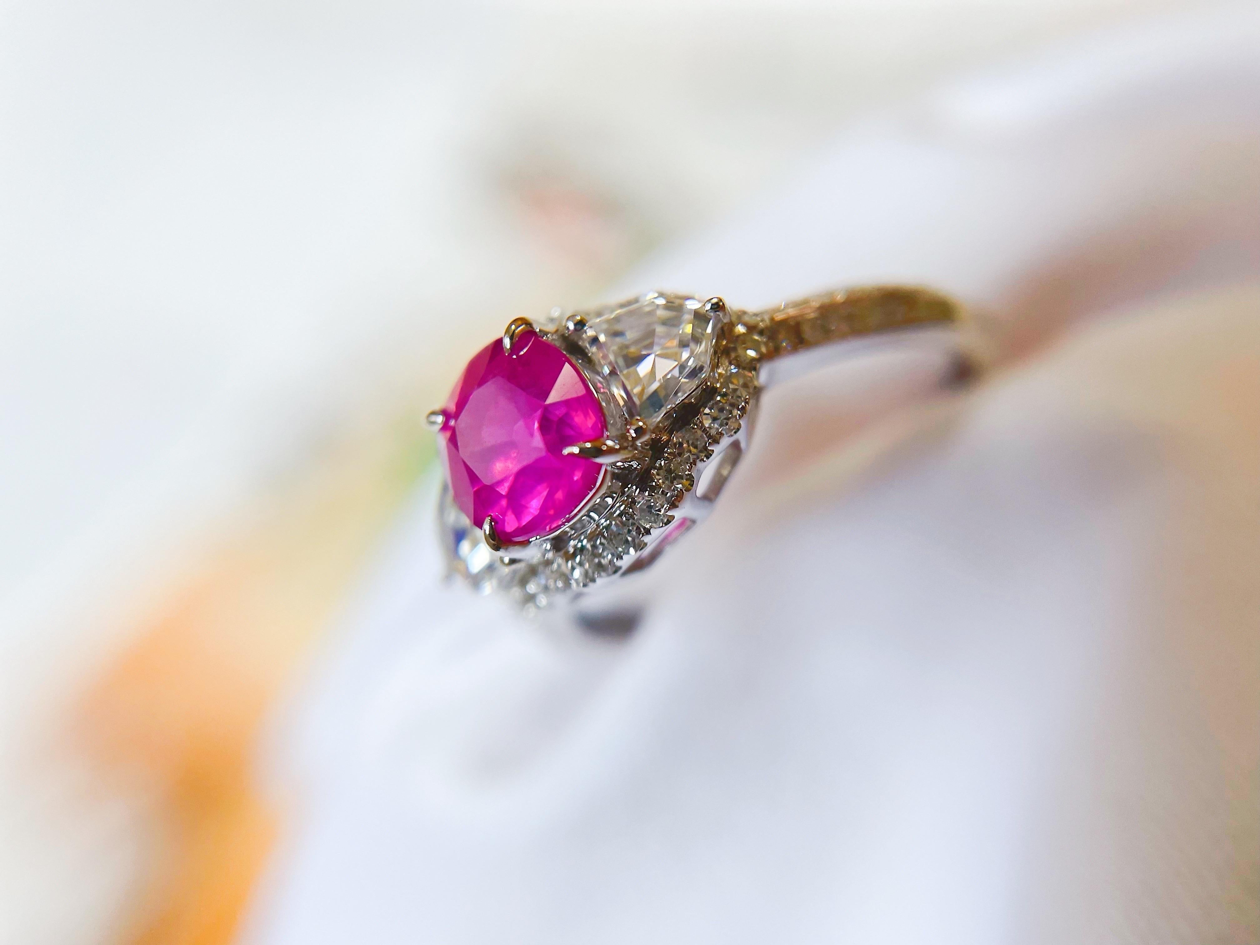 Art Déco Anello con zaffiro rosa caldo naturale in oro bianco 18 carati e diamanti in vendita