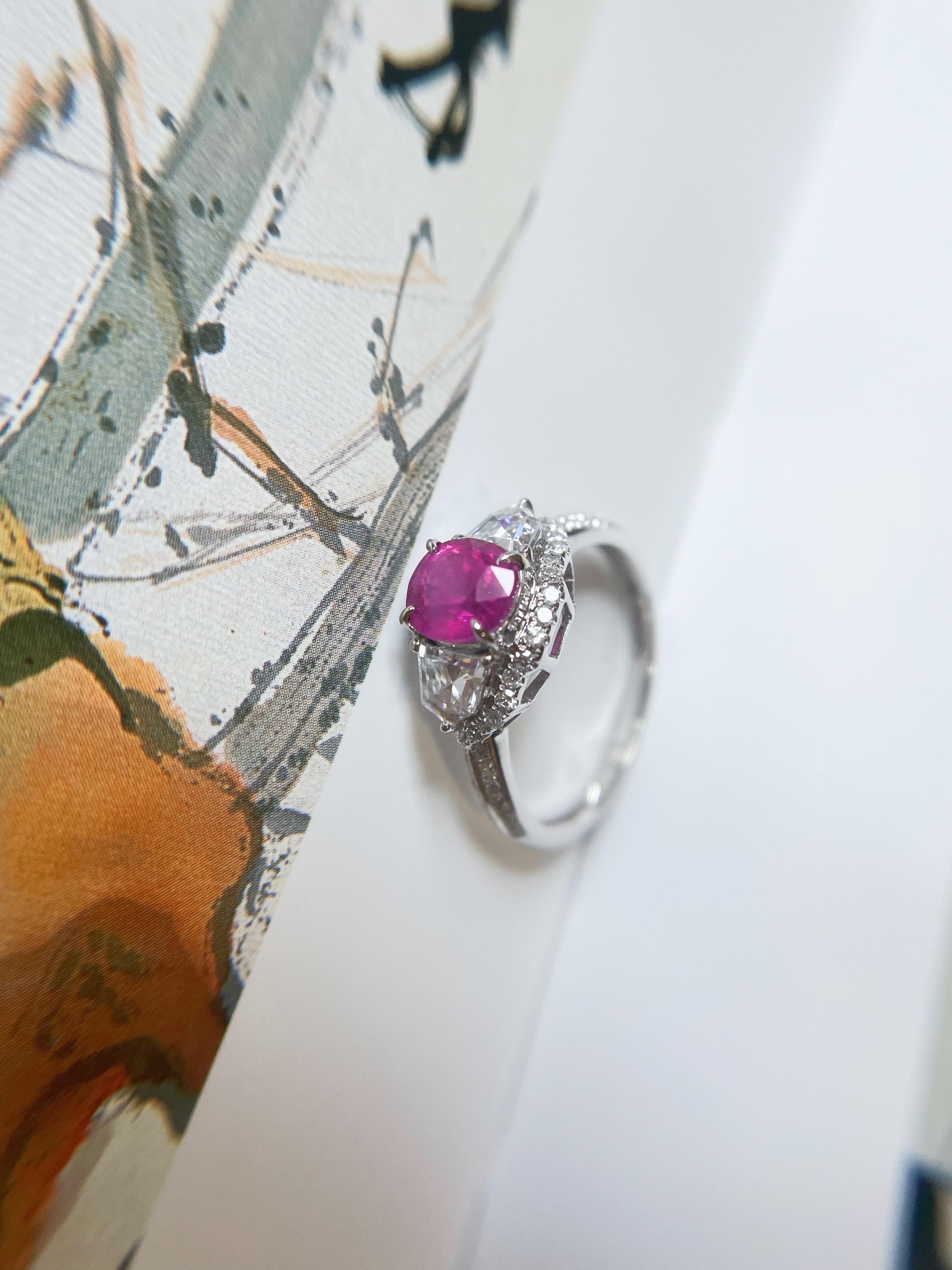 Taglio ovale Anello con zaffiro rosa caldo naturale in oro bianco 18 carati e diamanti in vendita