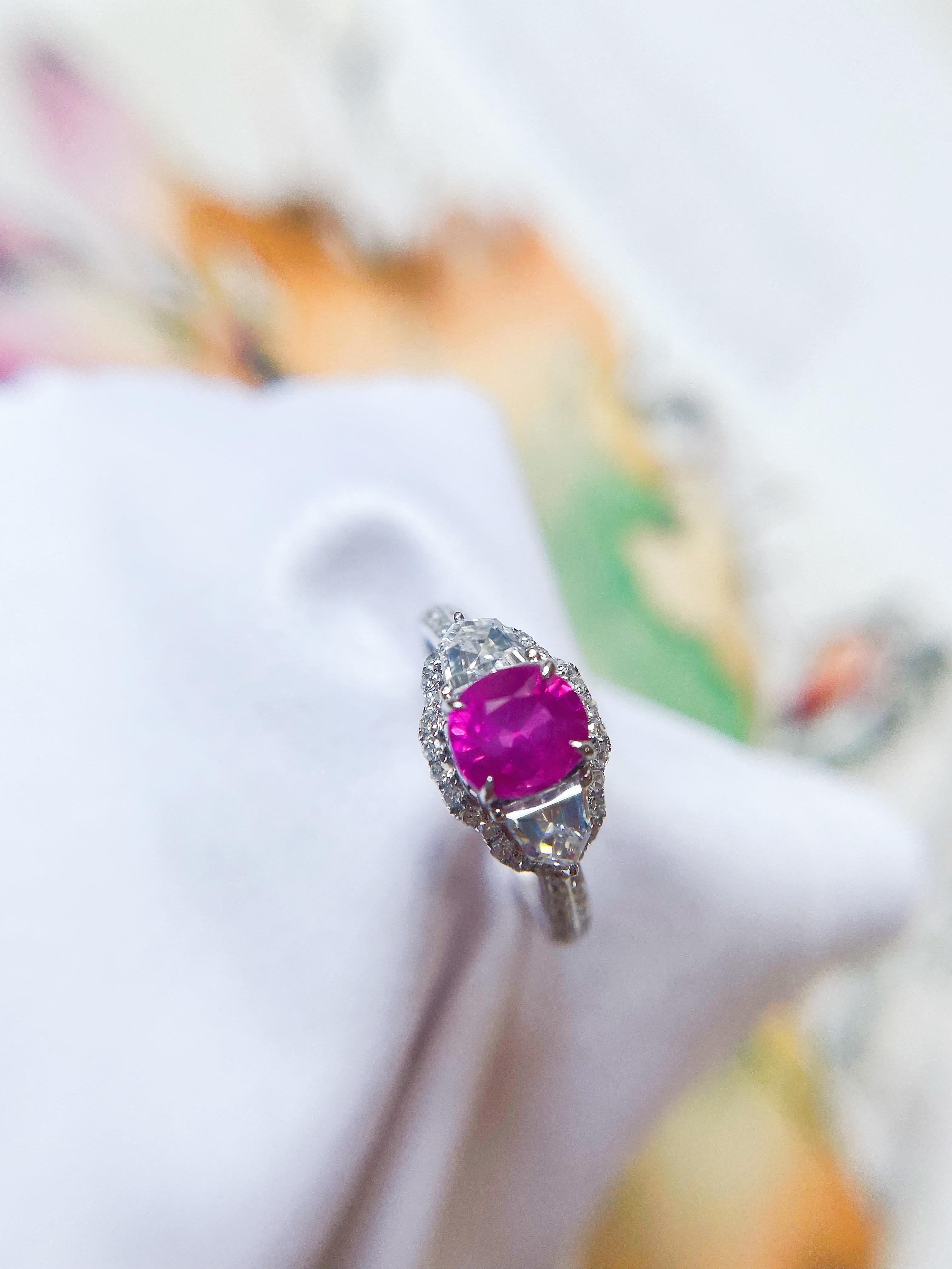 Anello con zaffiro rosa caldo naturale in oro bianco 18 carati e diamanti In condizioni Nuovo in vendita a Kowloon, HK