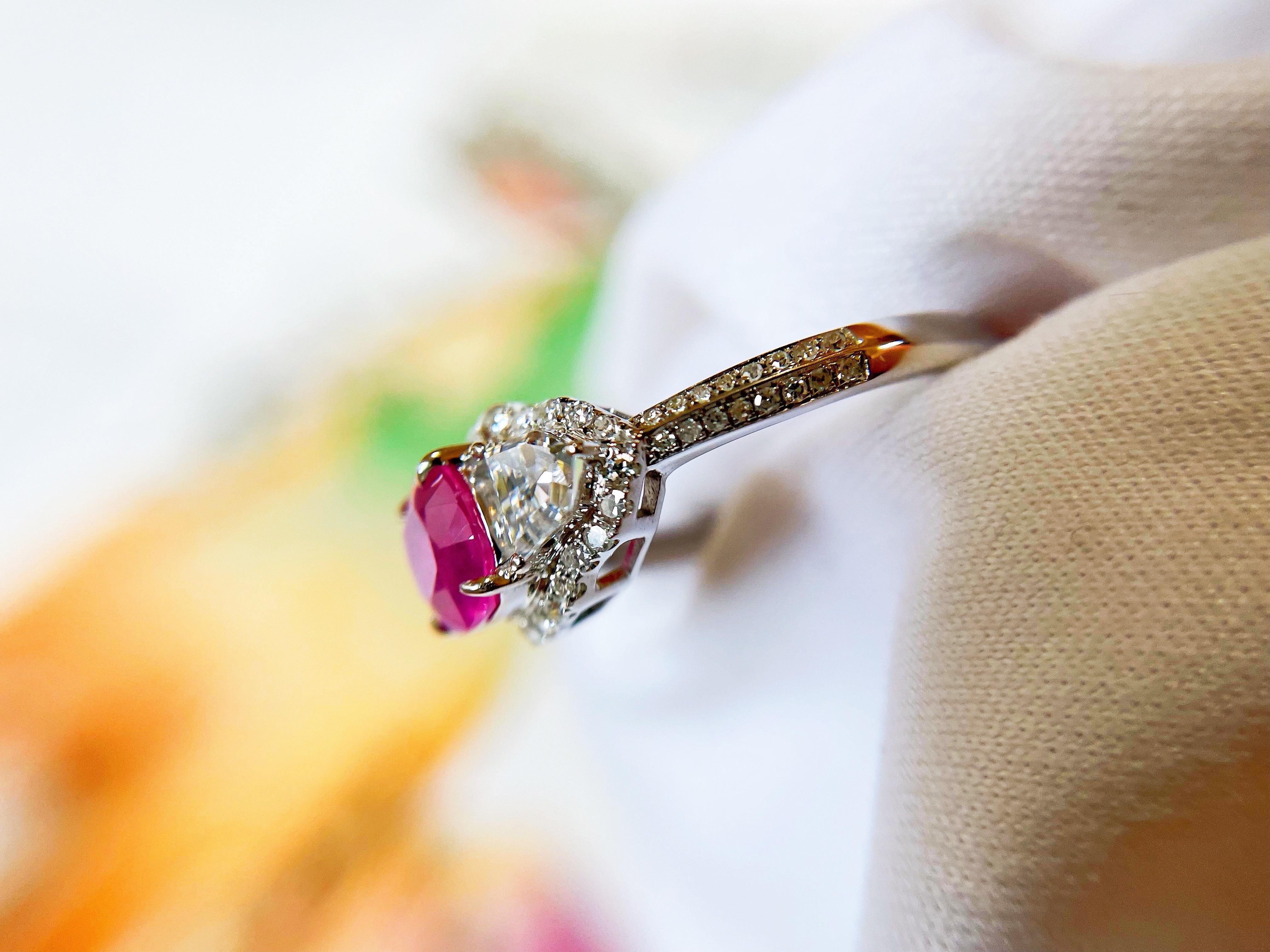 Anello con zaffiro rosa caldo naturale in oro bianco 18 carati e diamanti in vendita 1