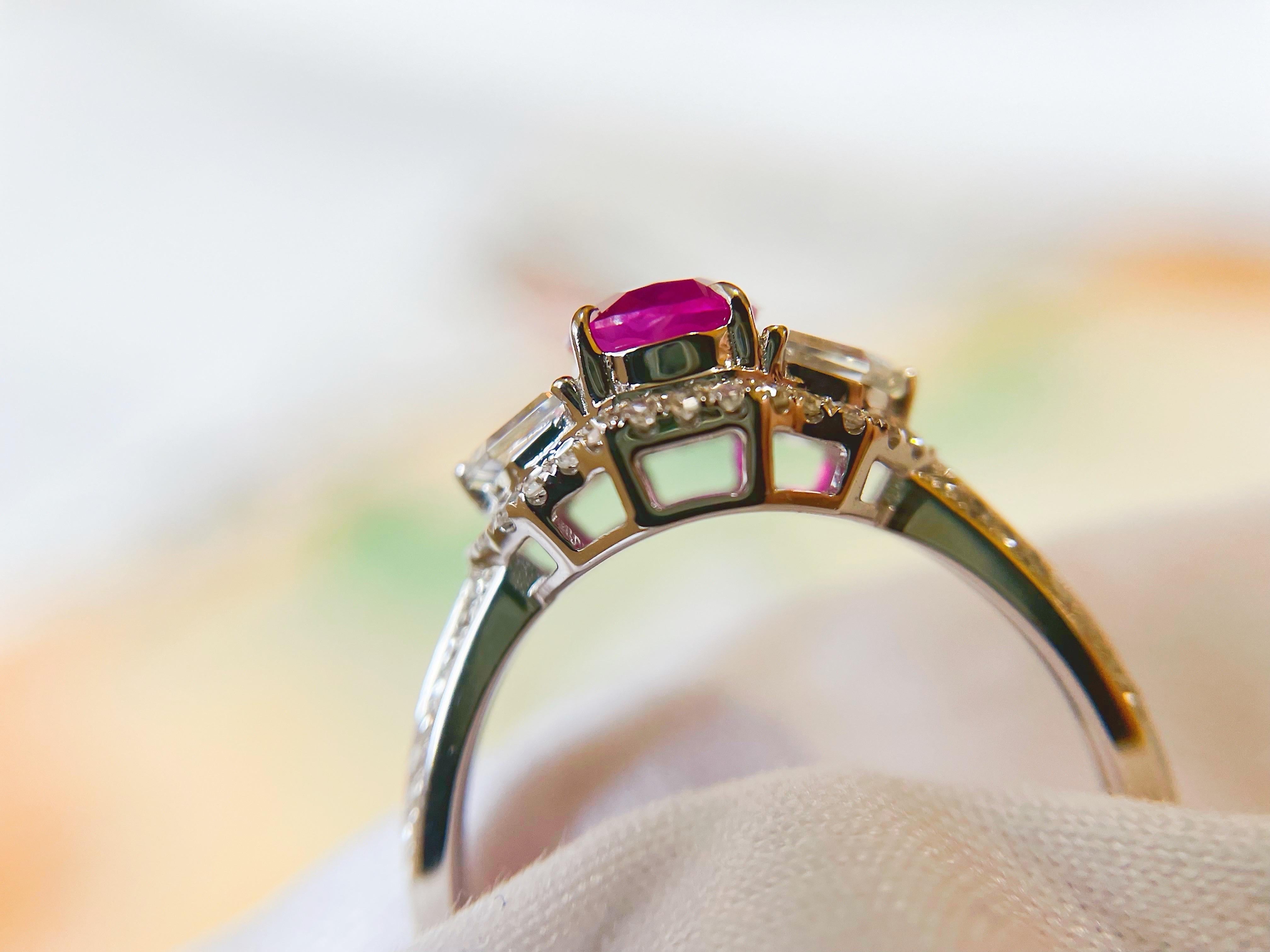 Anello con zaffiro rosa caldo naturale in oro bianco 18 carati e diamanti in vendita 2